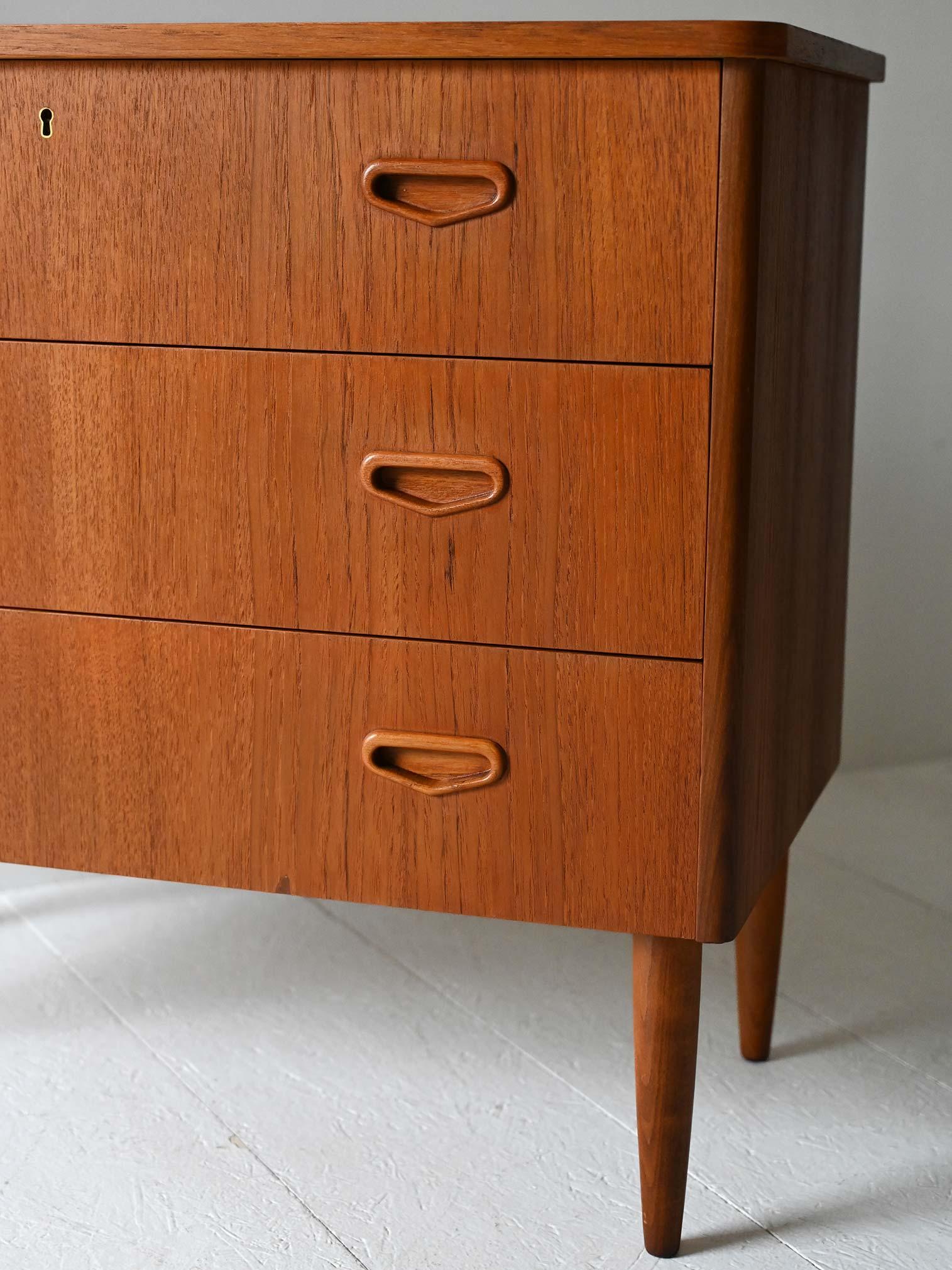 Cassettiera vintage scandinava in teak anni ’50/’60 In Good Condition For Sale In Brescia, IT