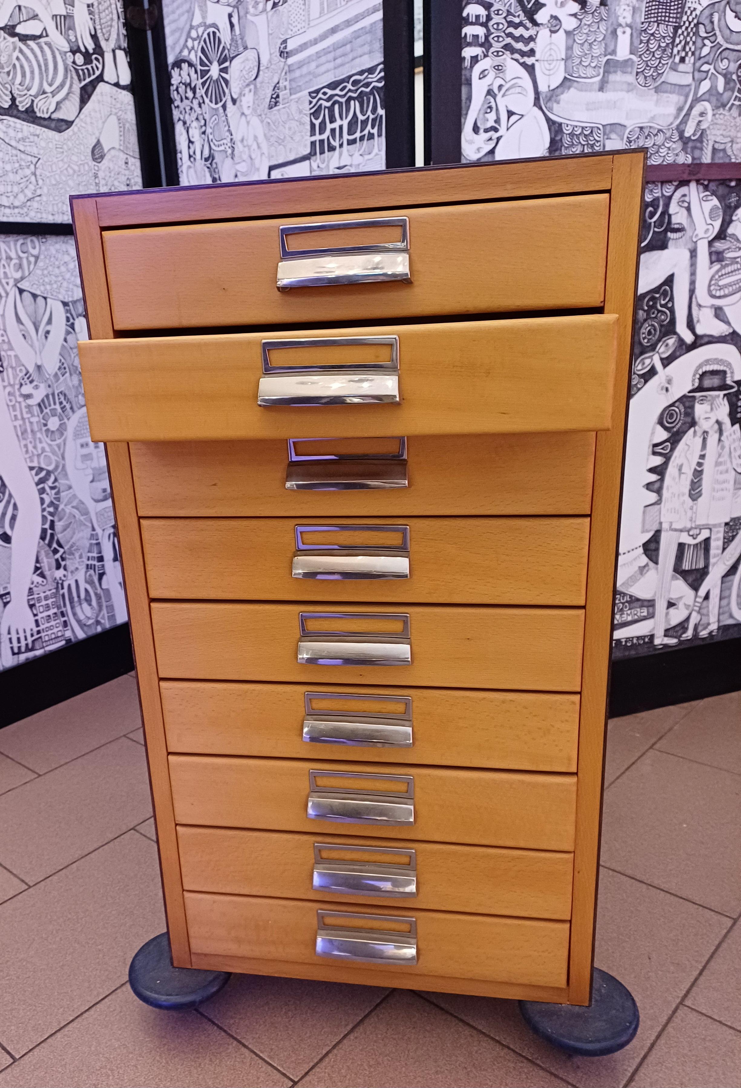 1980s 9-drawer chest of drawers. In Good Condition For Sale In Torino, Piemonte