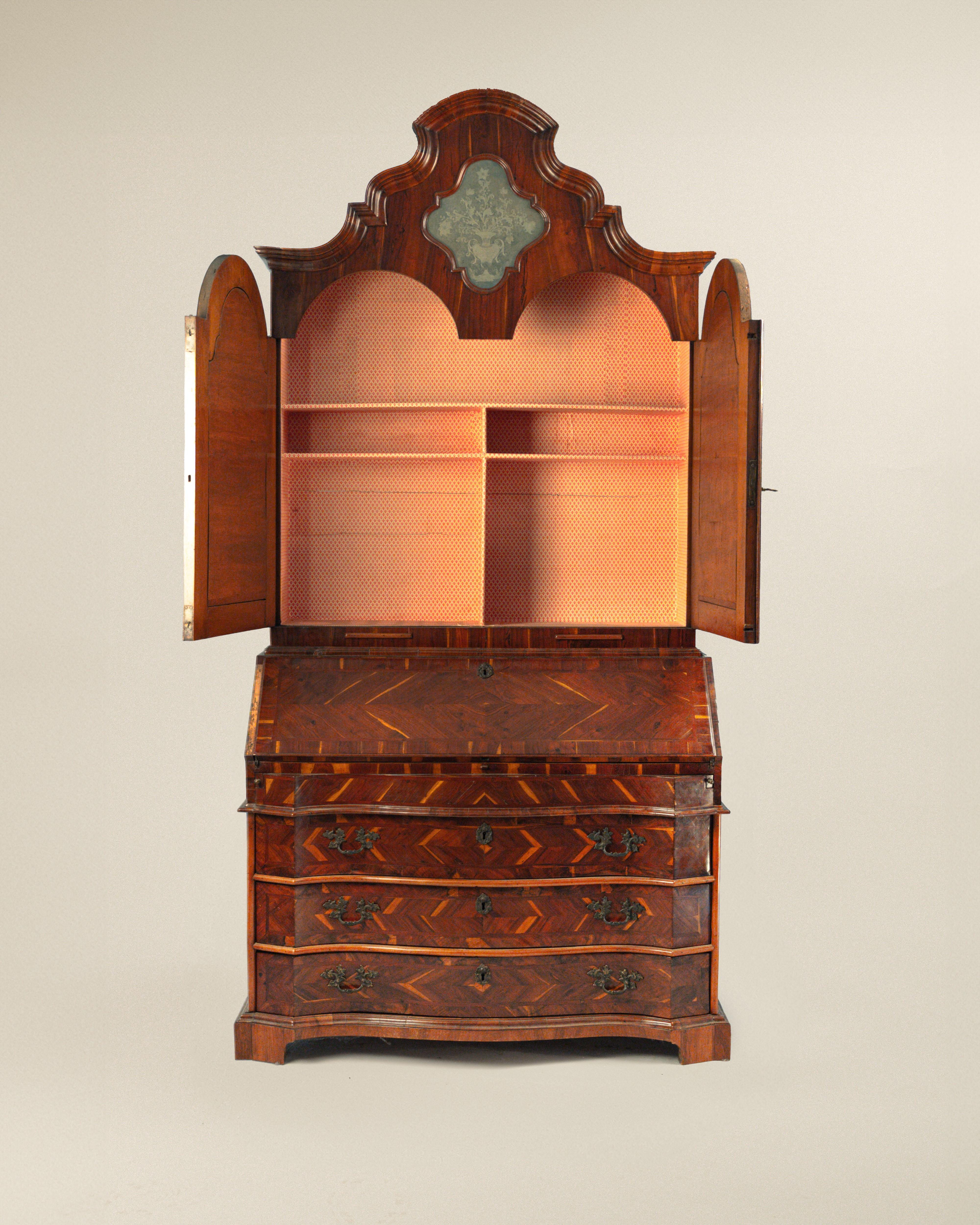 Aufklappbare Kommode mit Steigbügel, getäfelt in Johannisbrotbaumholz, Venetien 18 (18th Century and Earlier) im Angebot