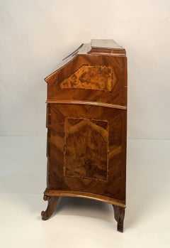 Commode pliante lambrissée en noyer et racine de noyer, Lombardie 18e siècle
