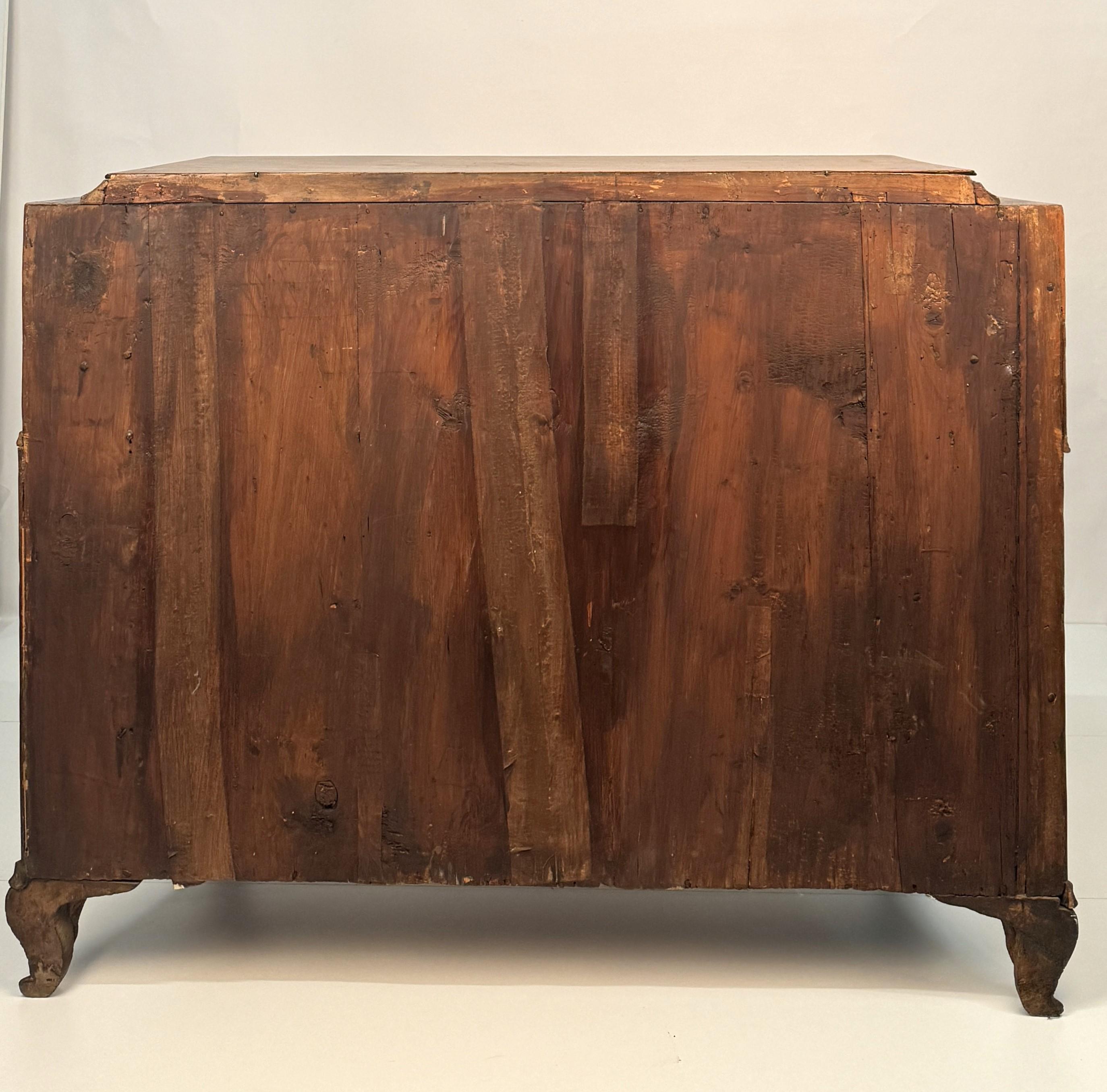Aufklappbare Kommode, getäfelt in Nussbaum und Nussbaumwurzel, Lombardei 18 (Italian) im Angebot