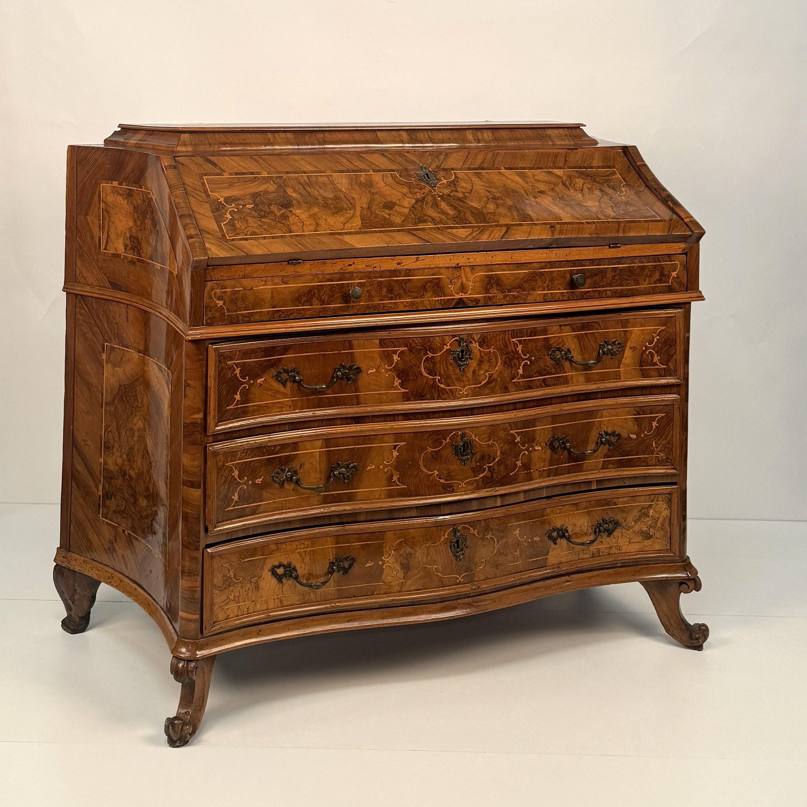 Aufklappbare Kommode, getäfelt in Nussbaum und Nussbaumwurzel, Lombardei 18 (18th Century and Earlier) im Angebot