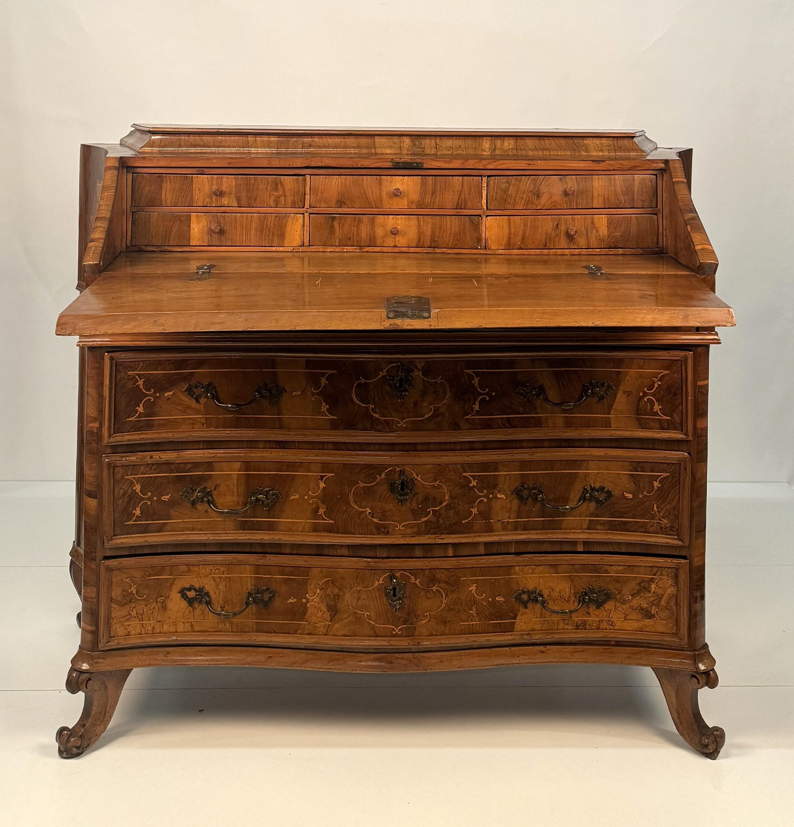 Aufklappbare Kommode, getäfelt in Nussbaum und Nussbaumwurzel, Lombardei 18 (Walnuss) im Angebot