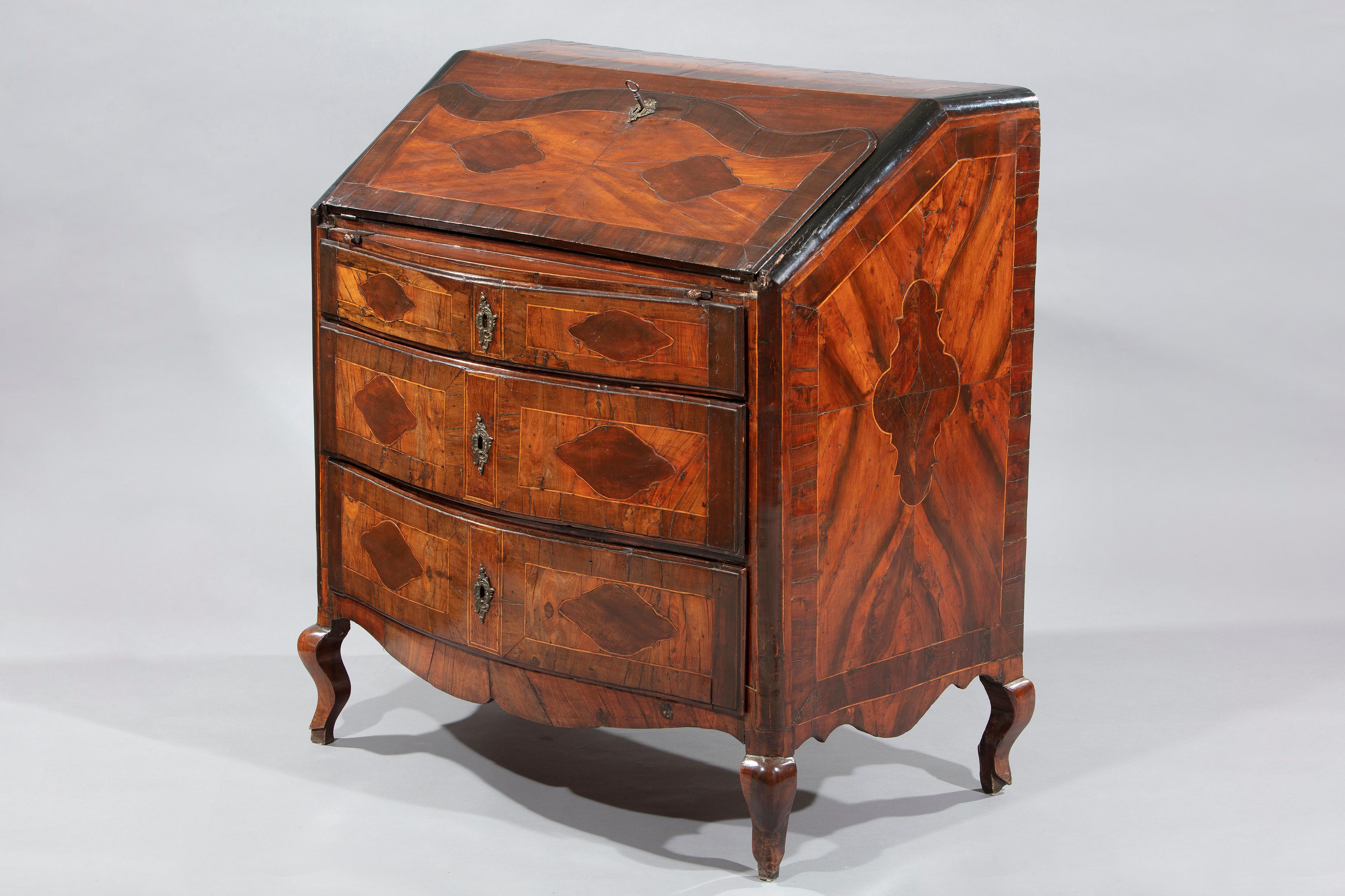 Walnut and burl walnut panelled flap chest of drawers, Piedmont, 18th century In Good Condition For Sale In Milano, IT