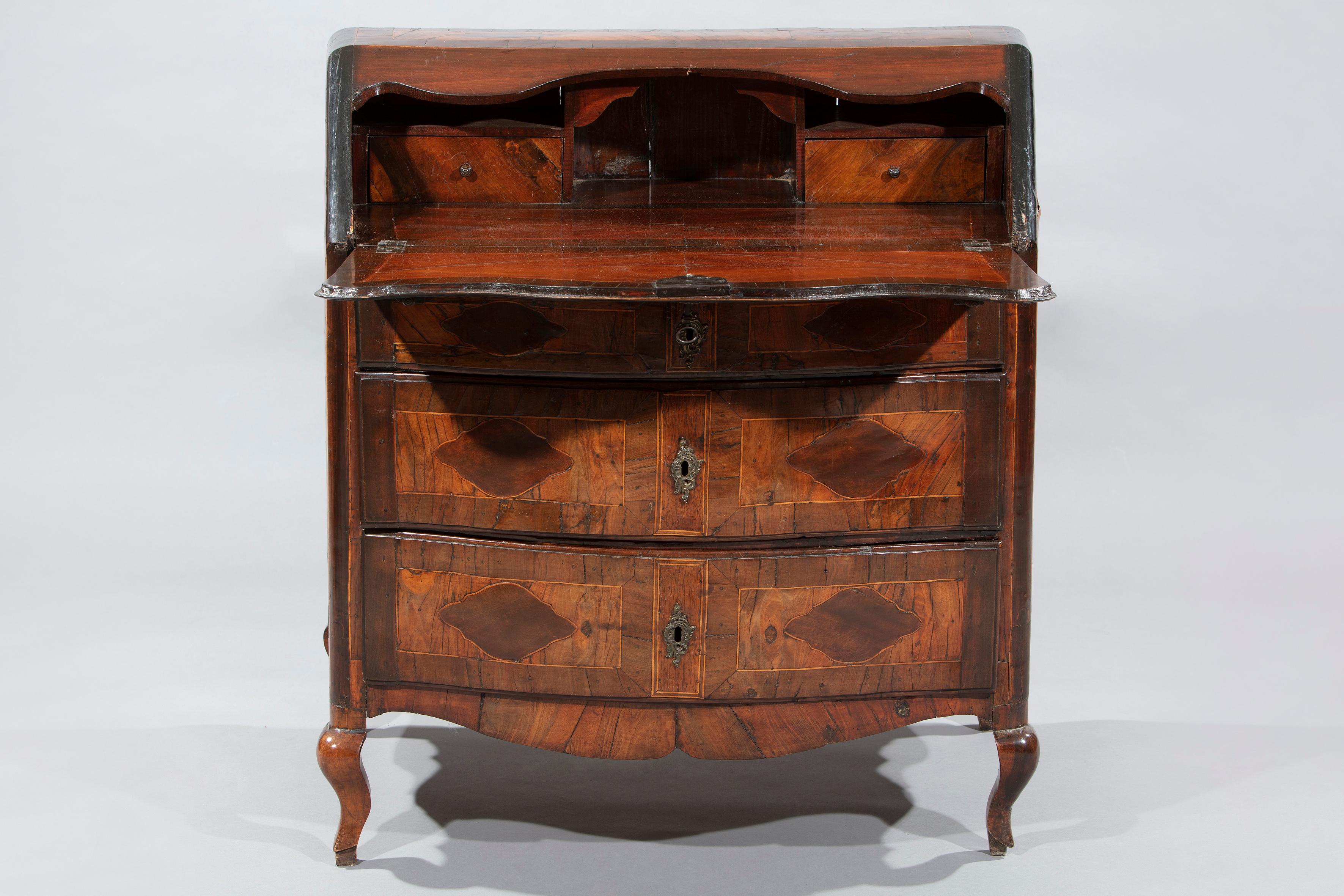18th Century and Earlier Walnut and burl walnut panelled flap chest of drawers, Piedmont, 18th century For Sale