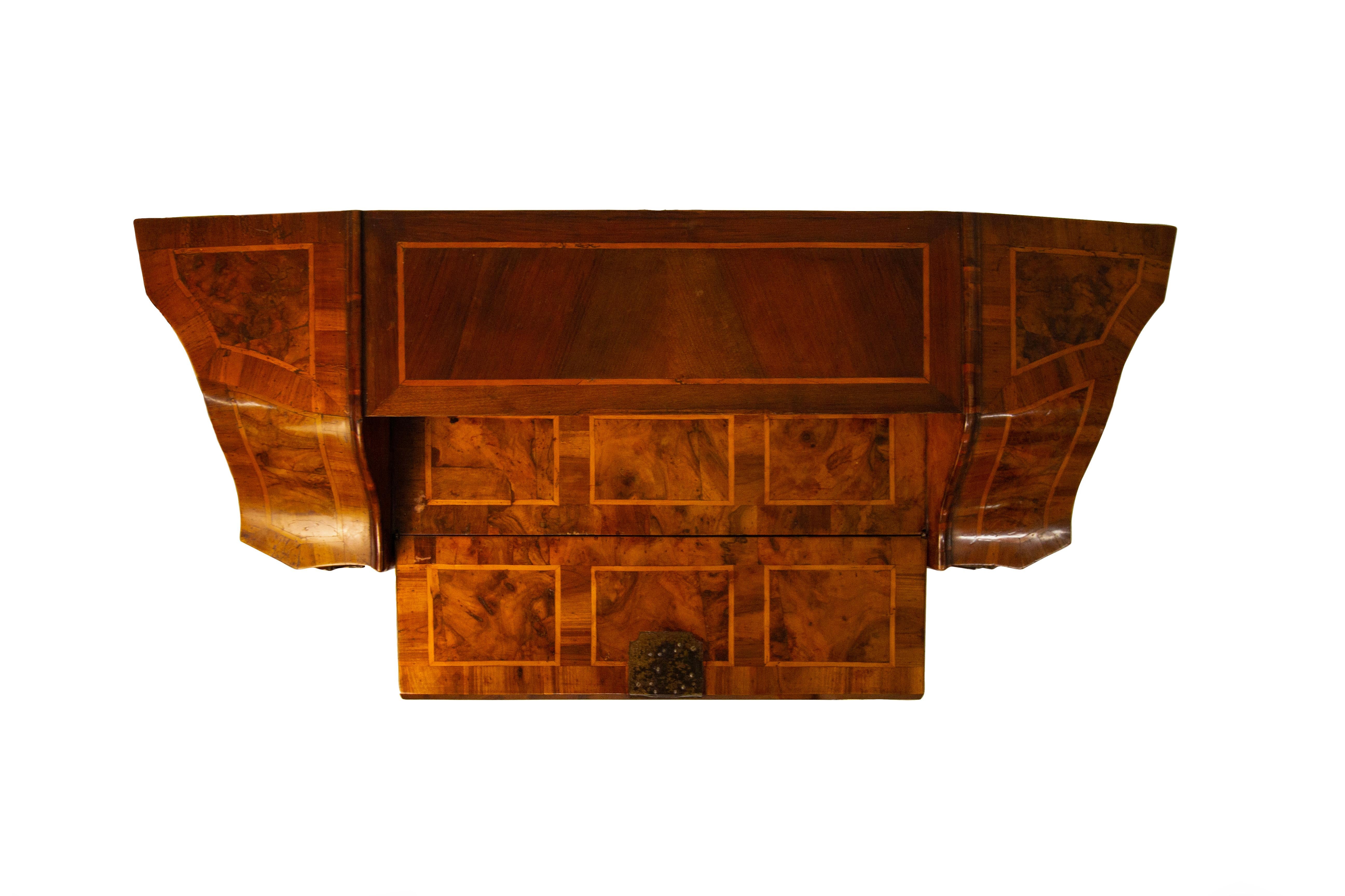 Italiano Cassettone a ribalta lastronato in noce e radica di noce, Verona, XVIII secolo in vendita