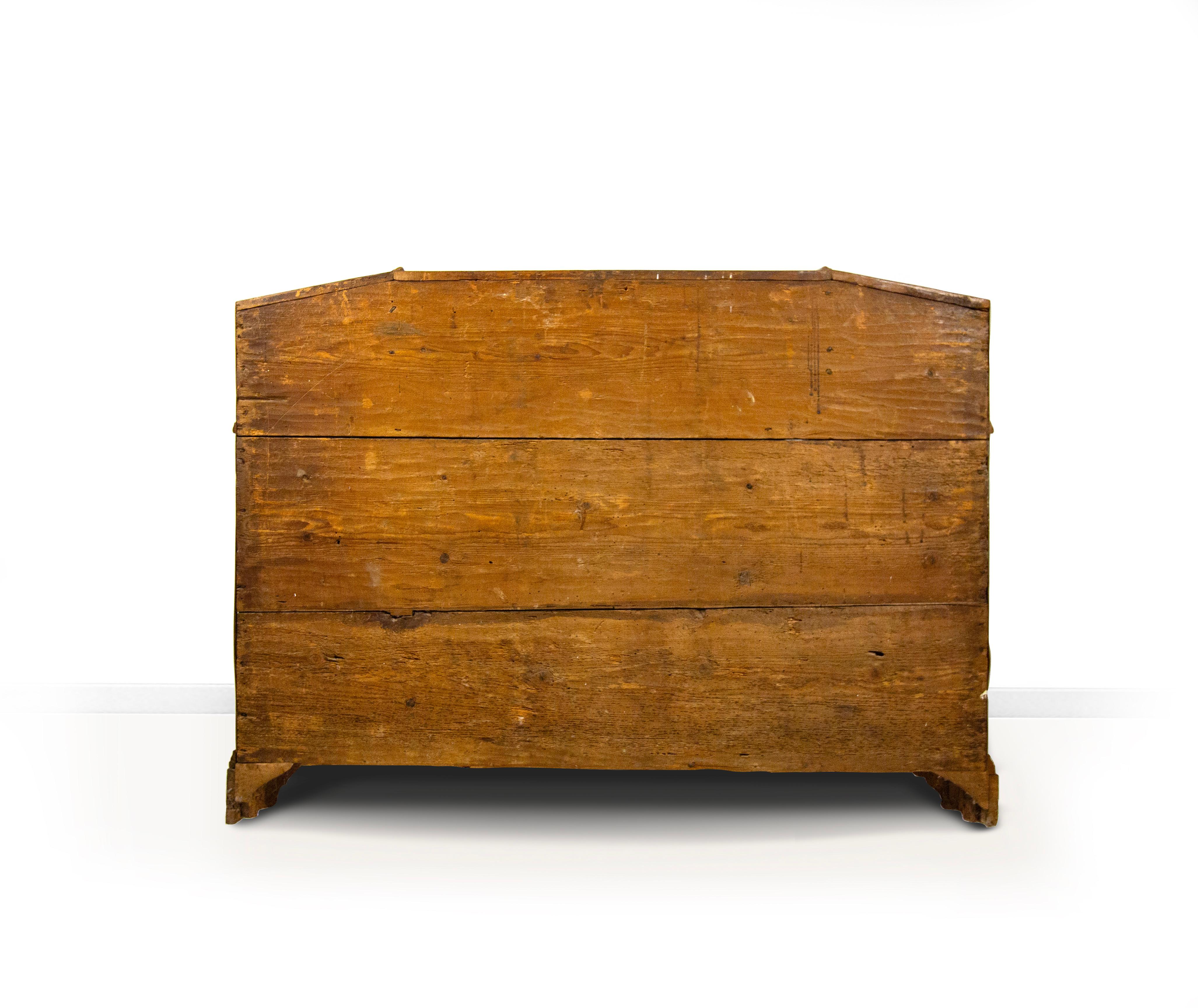 Fino al XVIII secolo Cassettone a ribalta lastronato in noce e radica di noce, Verona, XVIII secolo in vendita