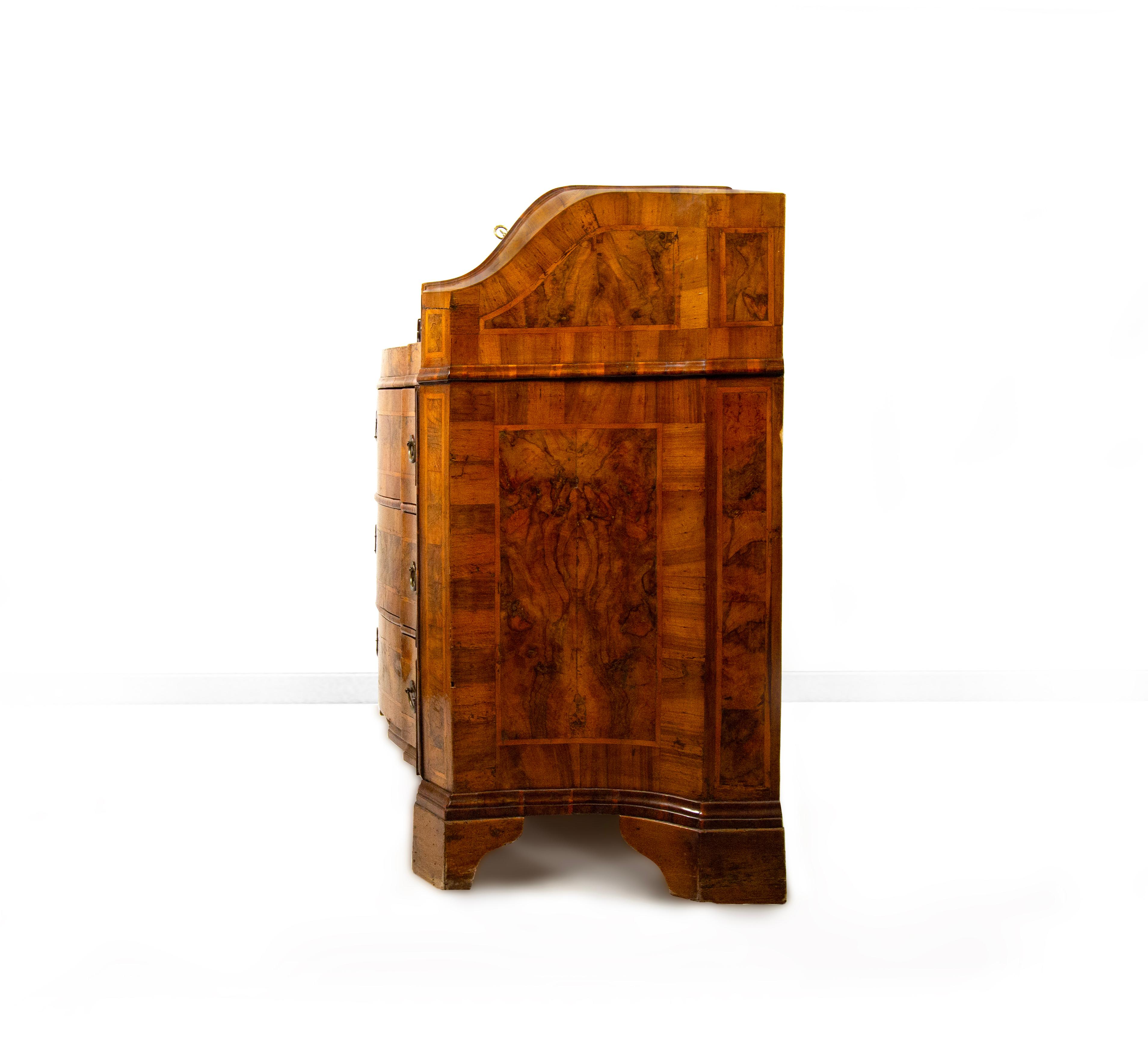 Noce Cassettone a ribalta lastronato in noce e radica di noce, Verona, XVIII secolo in vendita