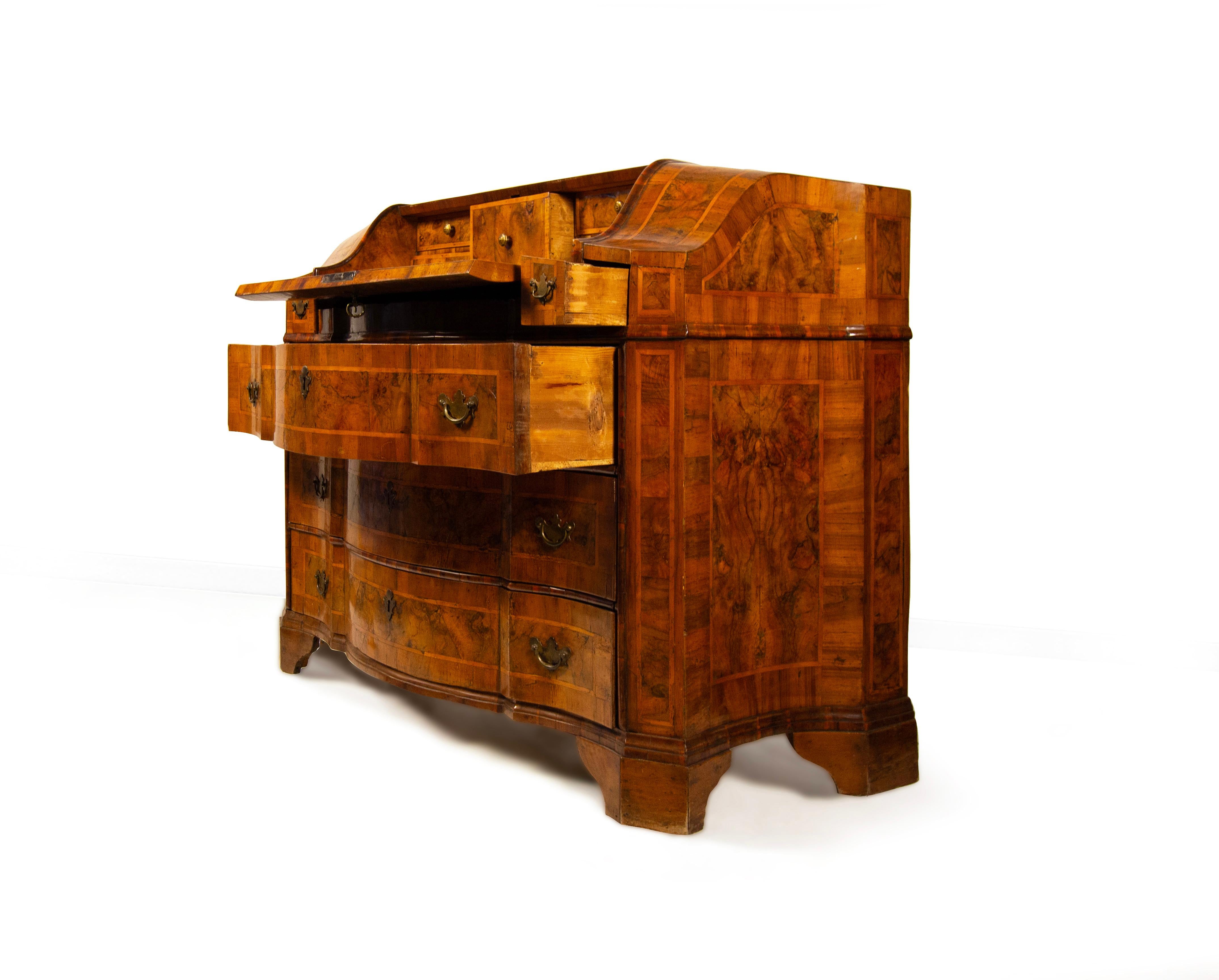 Cassettone a ribalta lastronato in noce e radica di noce, Verona, XVIII secolo in vendita 1