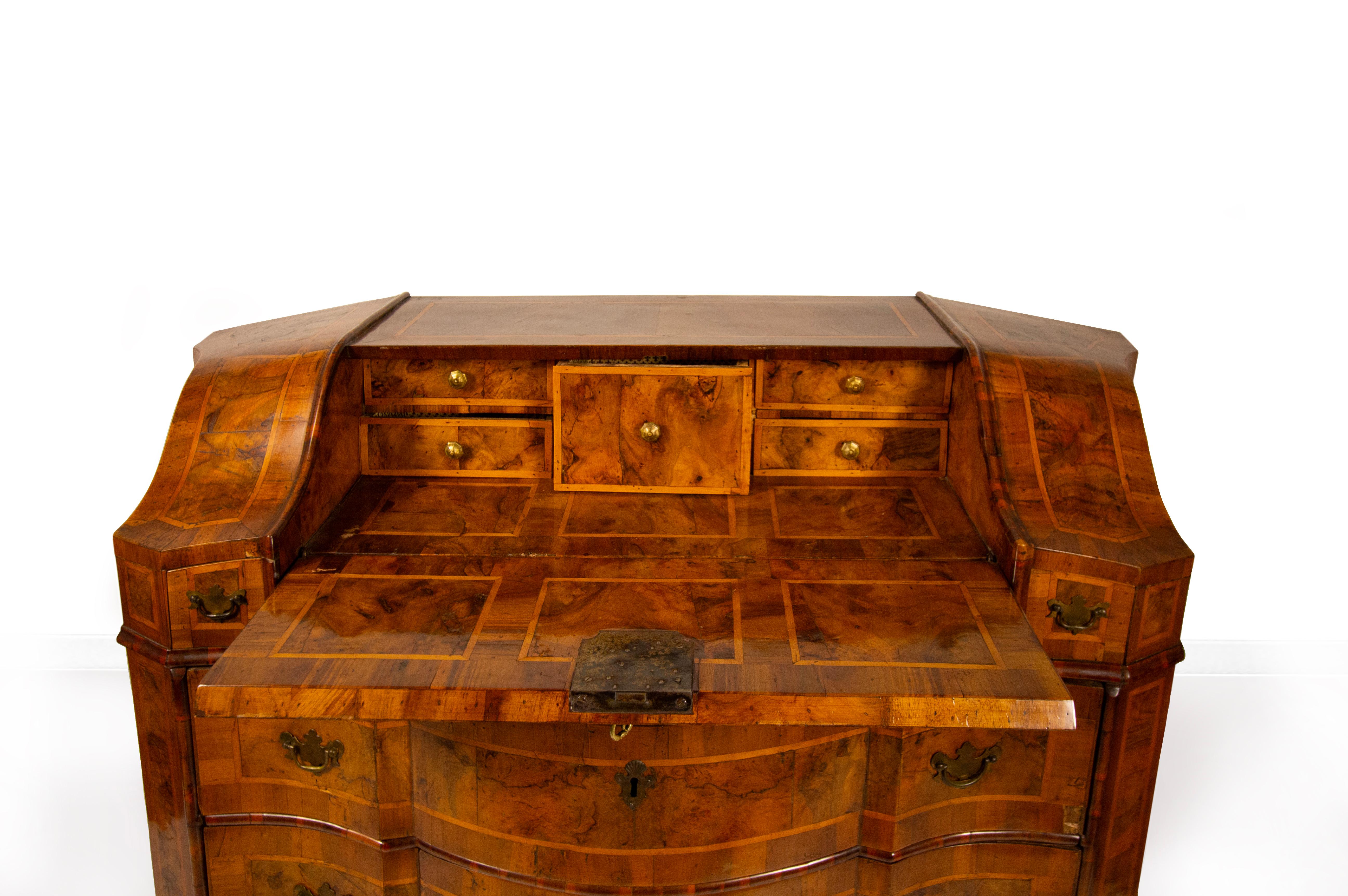 Cassettone a ribalta lastronato in noce e radica di noce, Verona, XVIII secolo in vendita 3