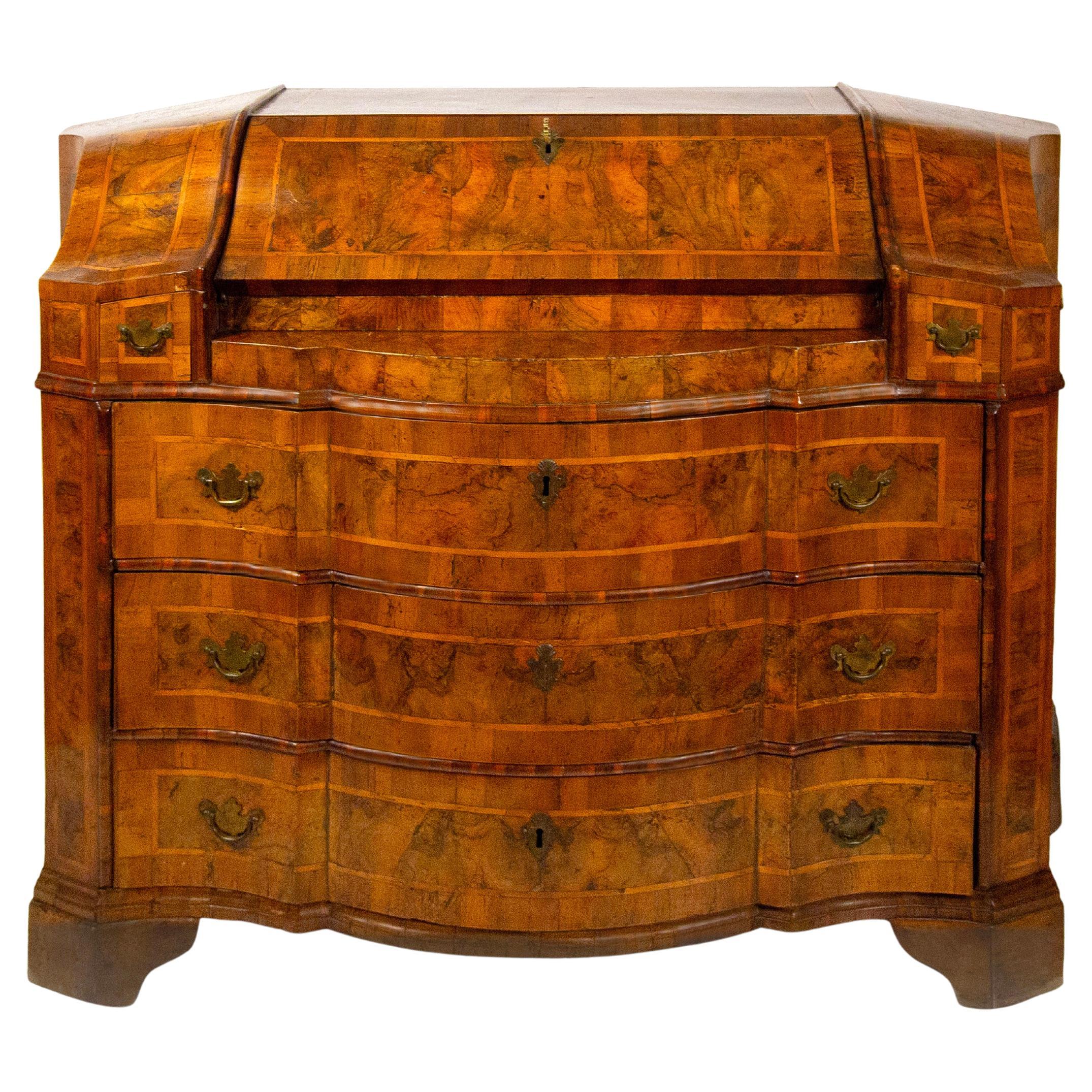 Cassettone a ribalta lastronato in noce e radica di noce, Verona, XVIII secolo