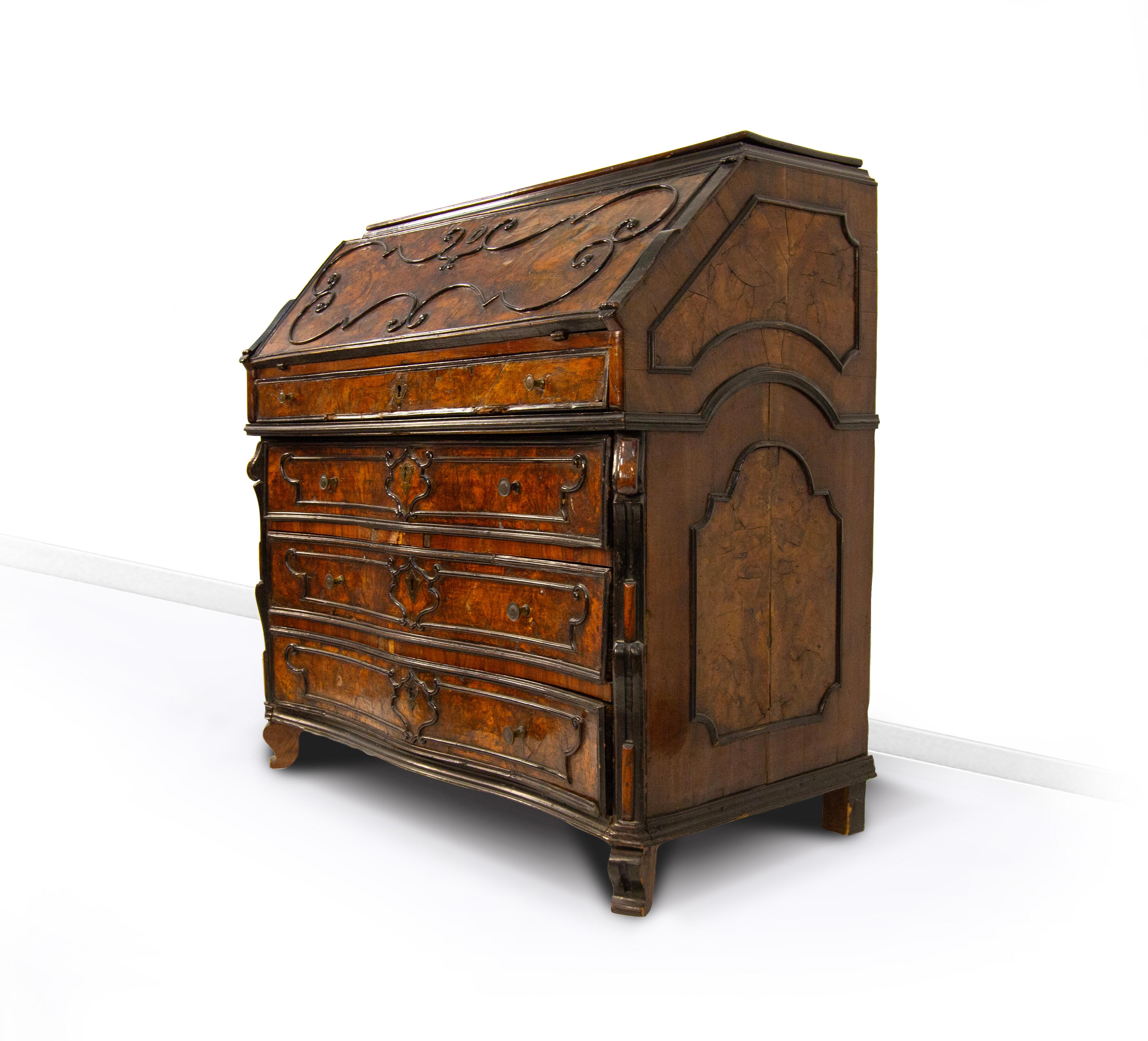 Cassettone a ribalta lastronato in radica di noce, Lombardei, XVIII secolo im Angebot 4