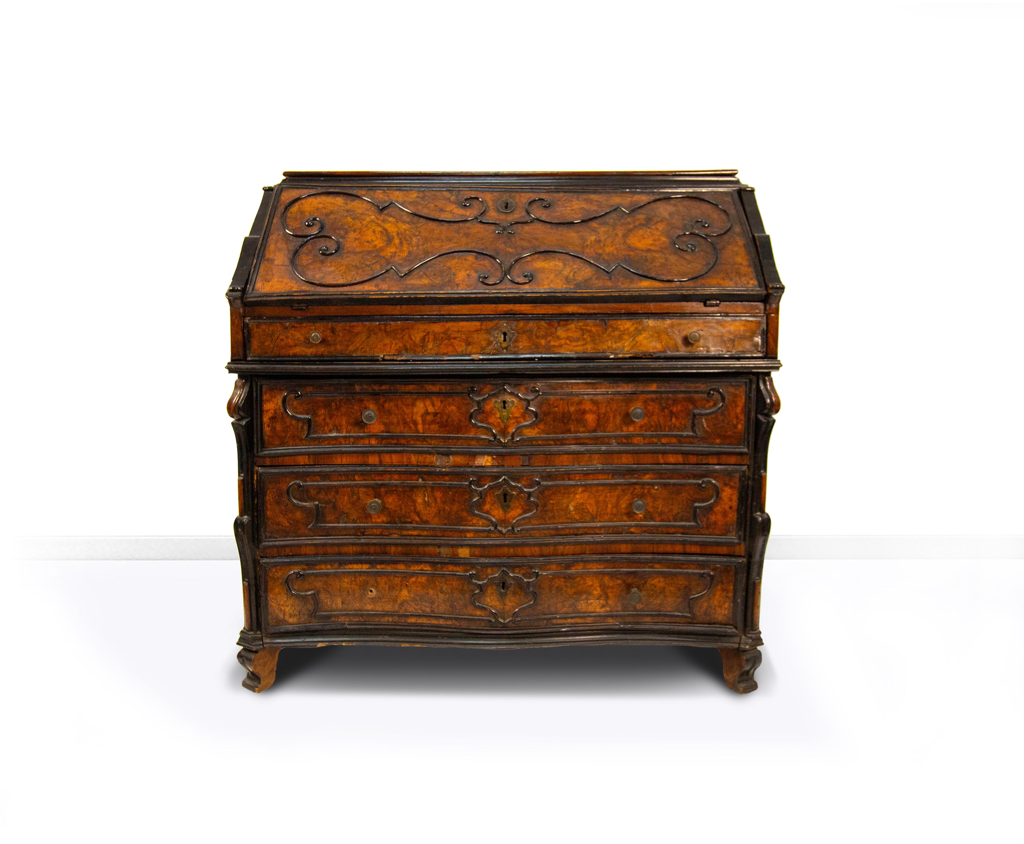 Cassettone a ribalta lastronato in radica di noce, Lombardei, XVIII secolo im Angebot 5
