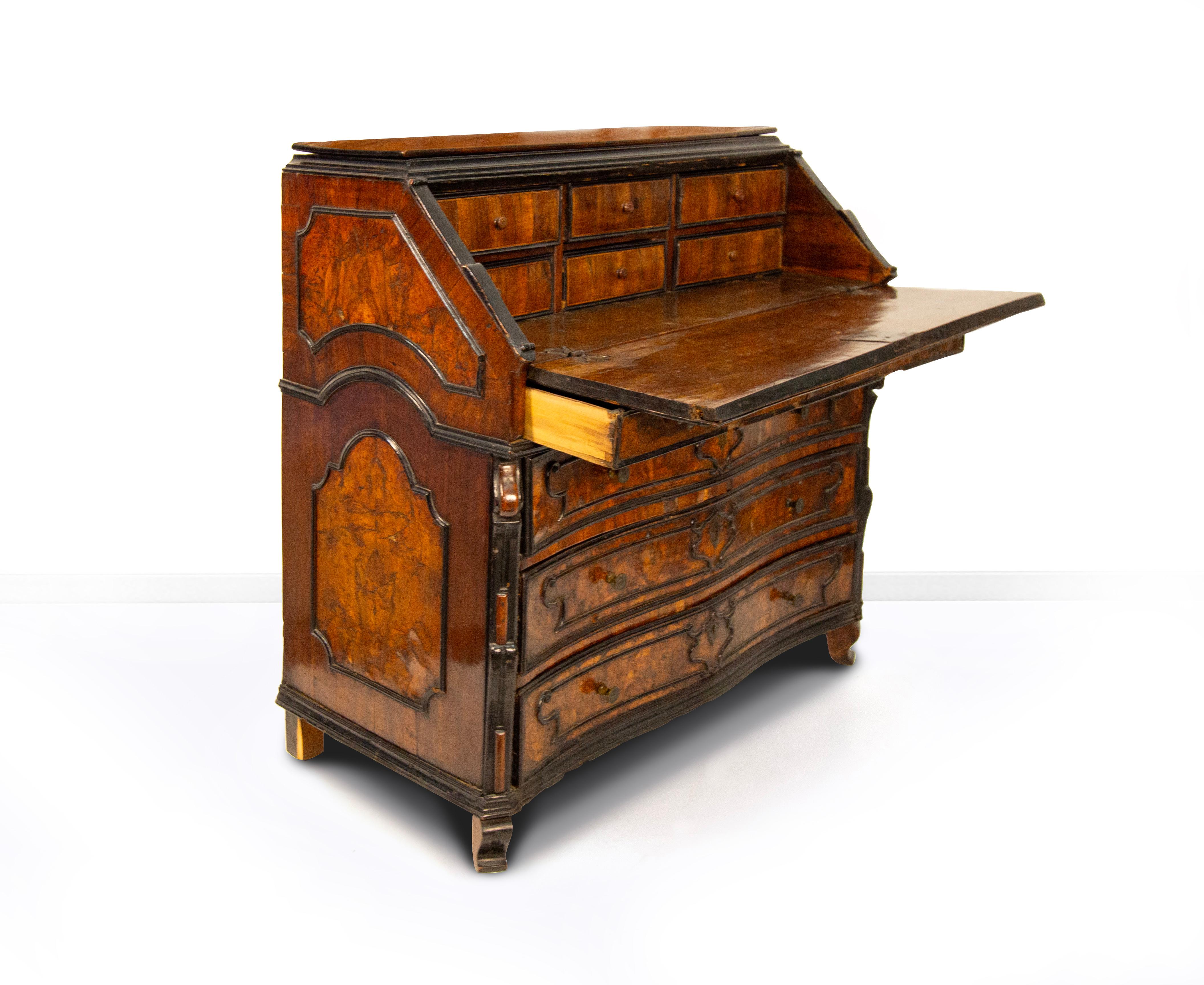 Cassettone a ribalta lastronato in radica di noce, Lombardei, XVIII secolo (Walnuss) im Angebot