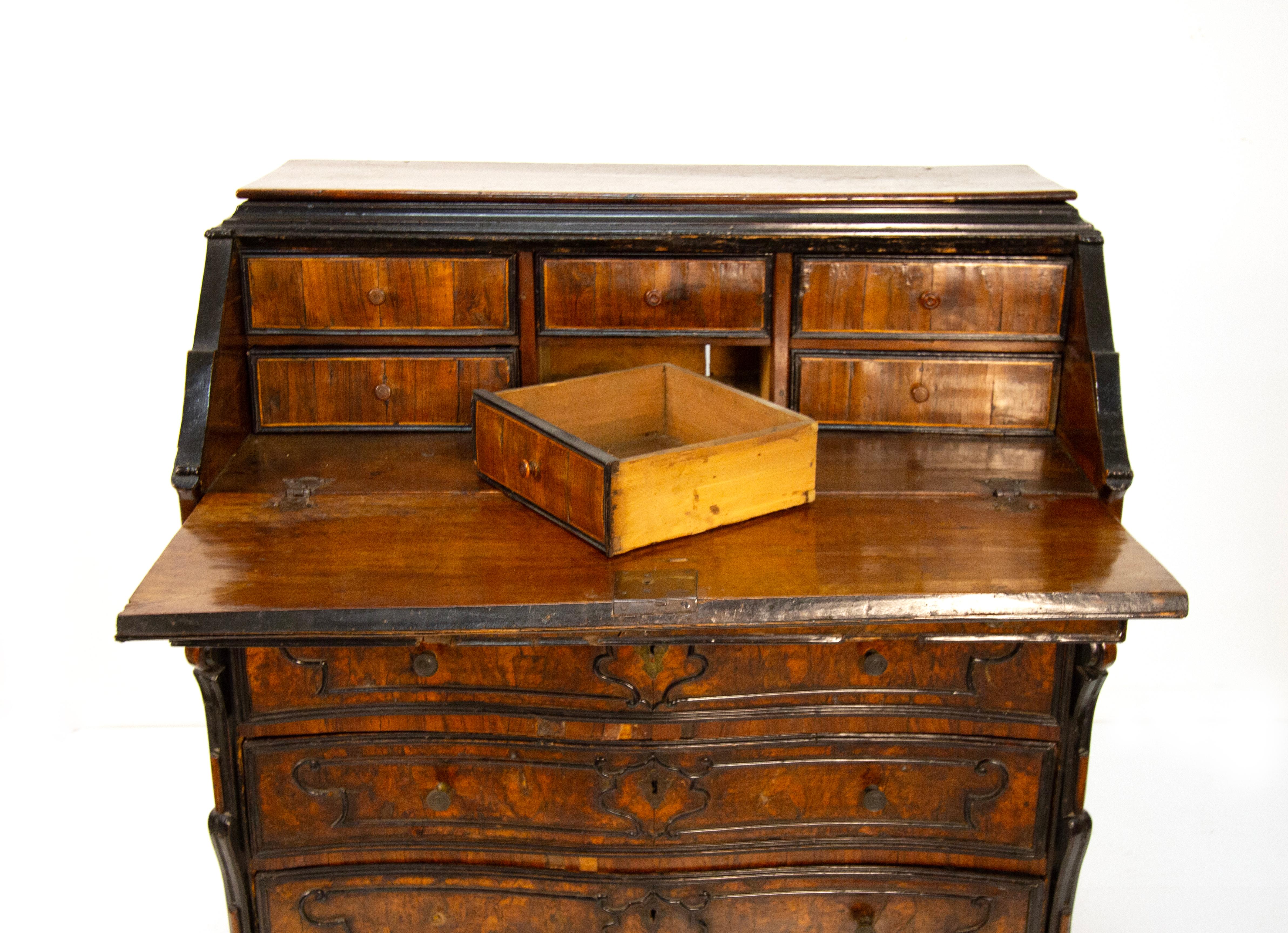 Cassettone a ribalta lastronato in radica di noce, Lombardei, XVIII secolo im Angebot 2