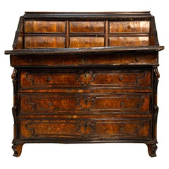 Cassettone a ribalta lastronato in radica di noce, Lombardia, XVIII secolo