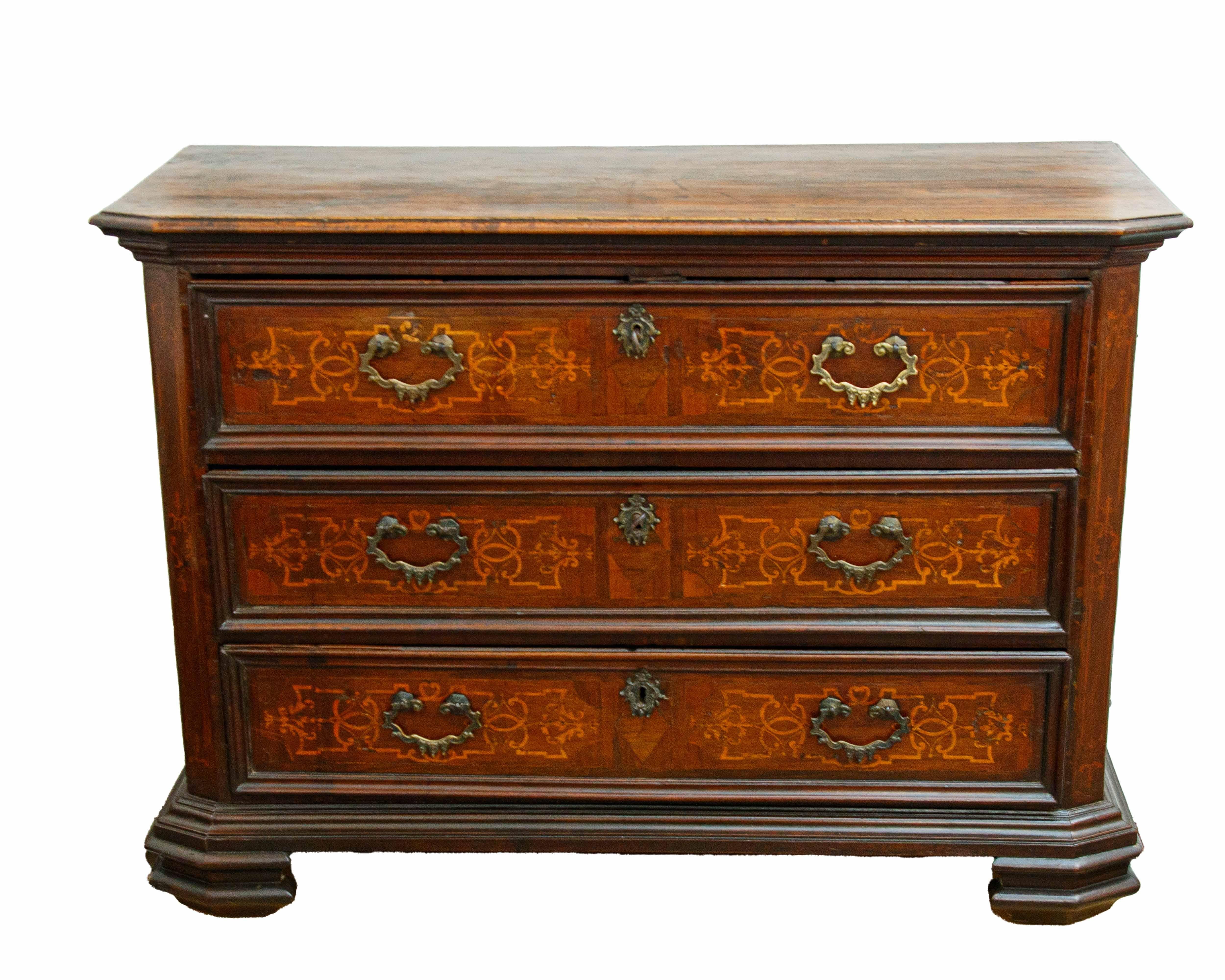 Lake Maggiore, 17th century

Three-drawer dresser

Inlaid wood, 89 x 120 x 50

Three-drawer chest of drawers referable to 17th-century Lake Maggiore manufacture from Varese.

On the major side are plinth ribs, as well as delicate ornamental inlays