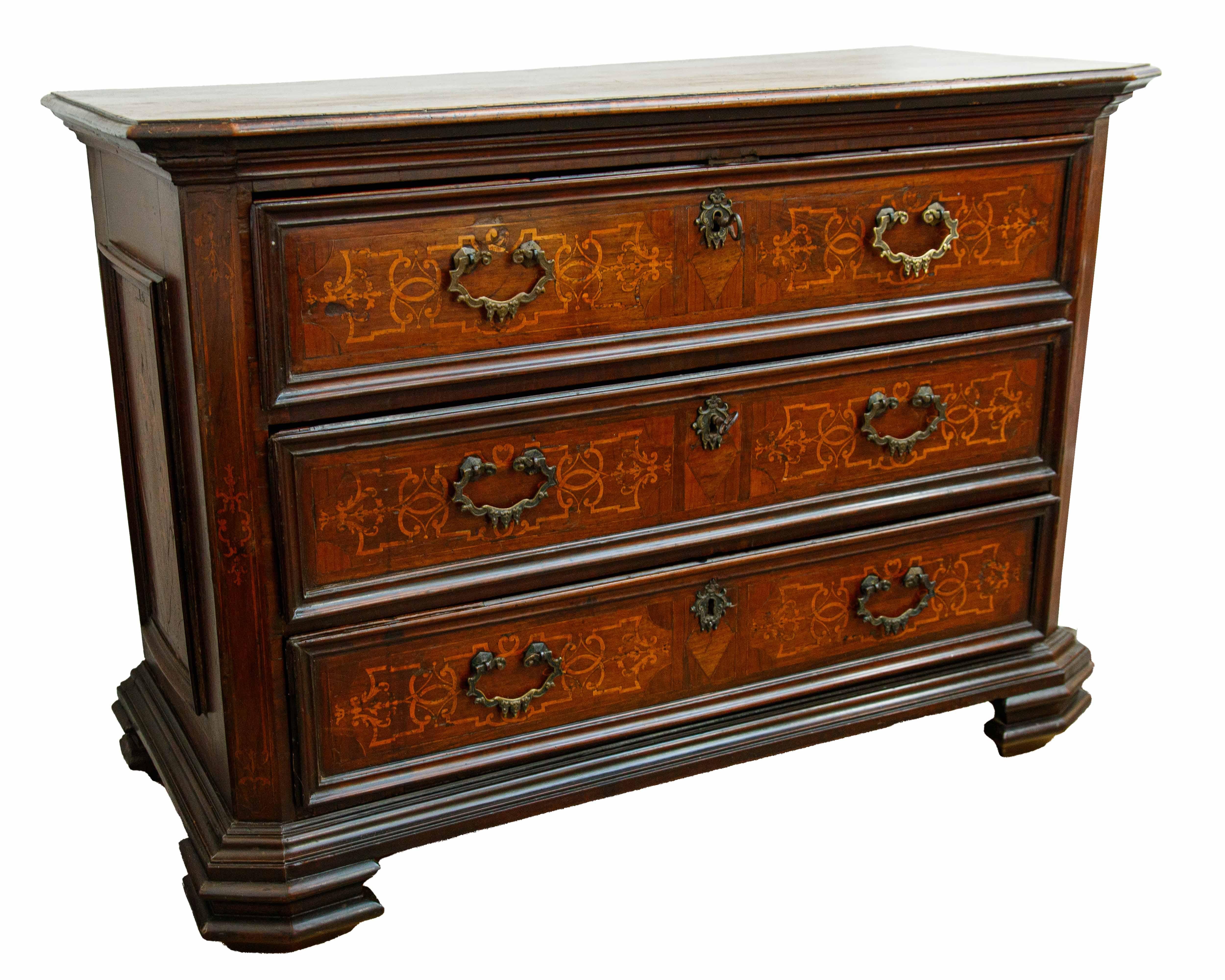 Three-drawer chest of drawers, Lake Maggiore, 17th century In Good Condition For Sale In Milan, IT