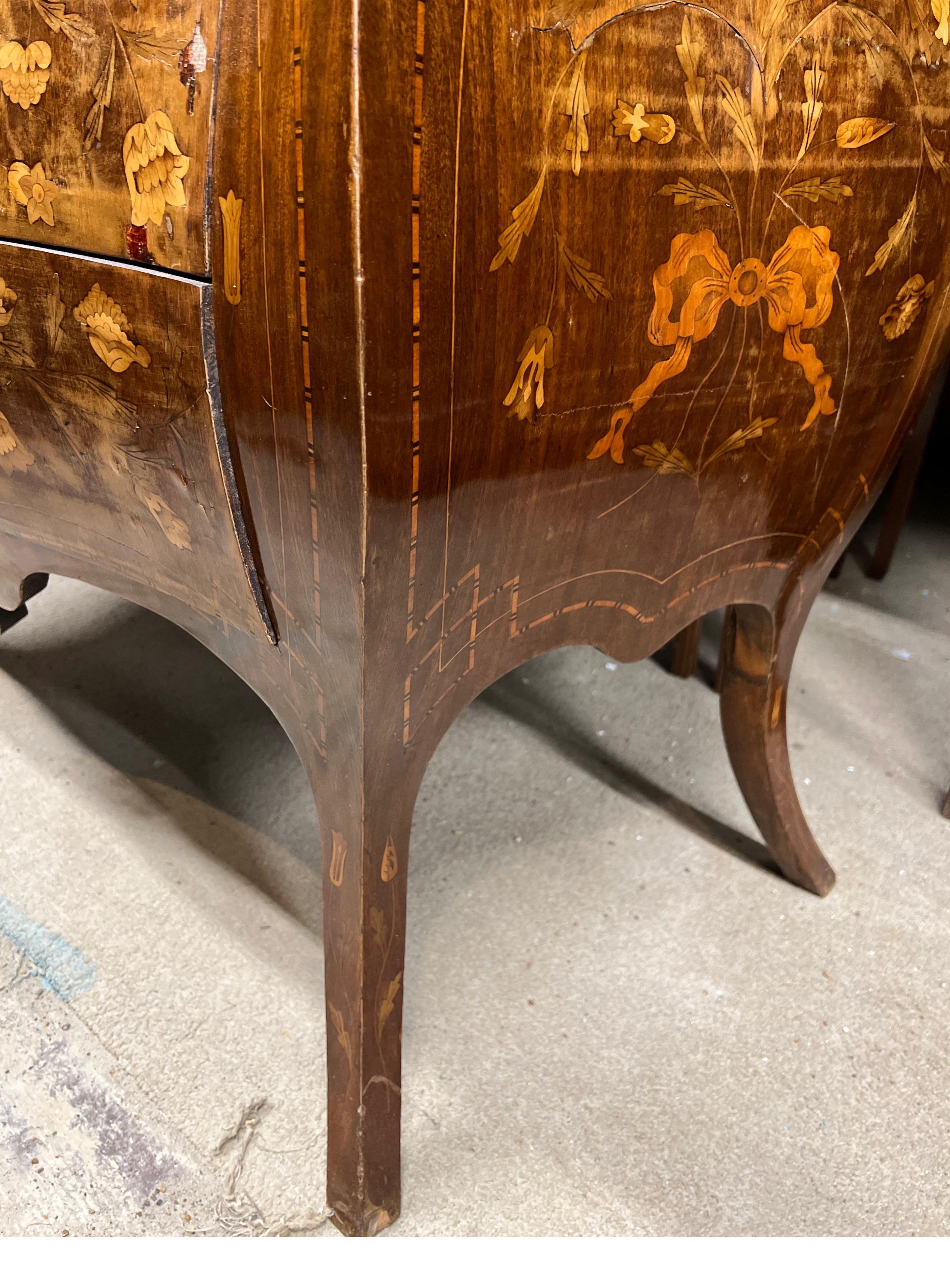 Mahogany Inlaid Bombed Dresser in mahogany and fruit woods Louis XV style 19th cent In Good Condition For Sale In Roma, RM