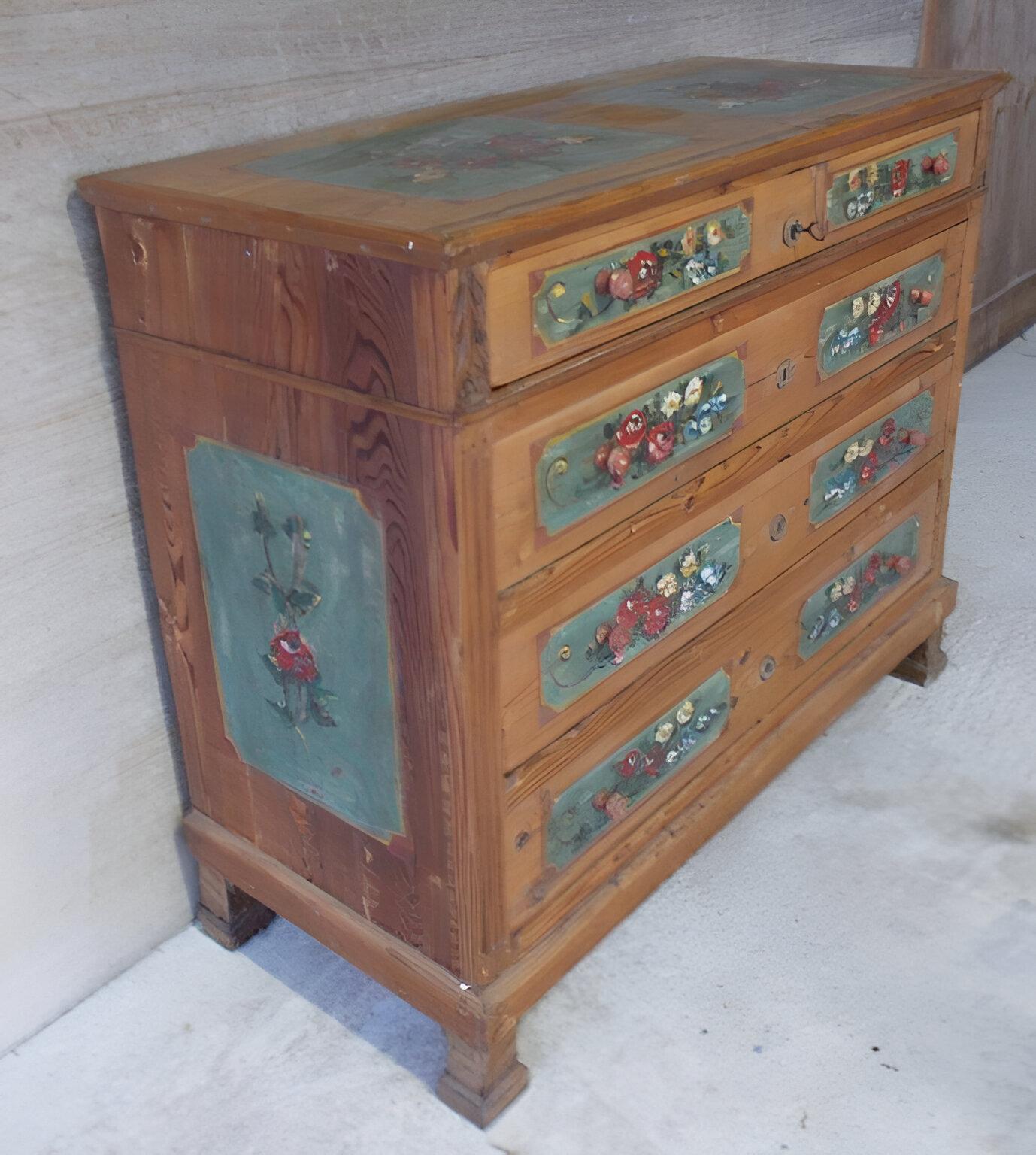 Chest of drawers decorated with red and yellow flowers on a green background in larch wood.
Decorations also on the sides.
Complete hardware.
It has 4 drawers of which the first one is smaller.
Restaurato.

Reference measurements are at the
