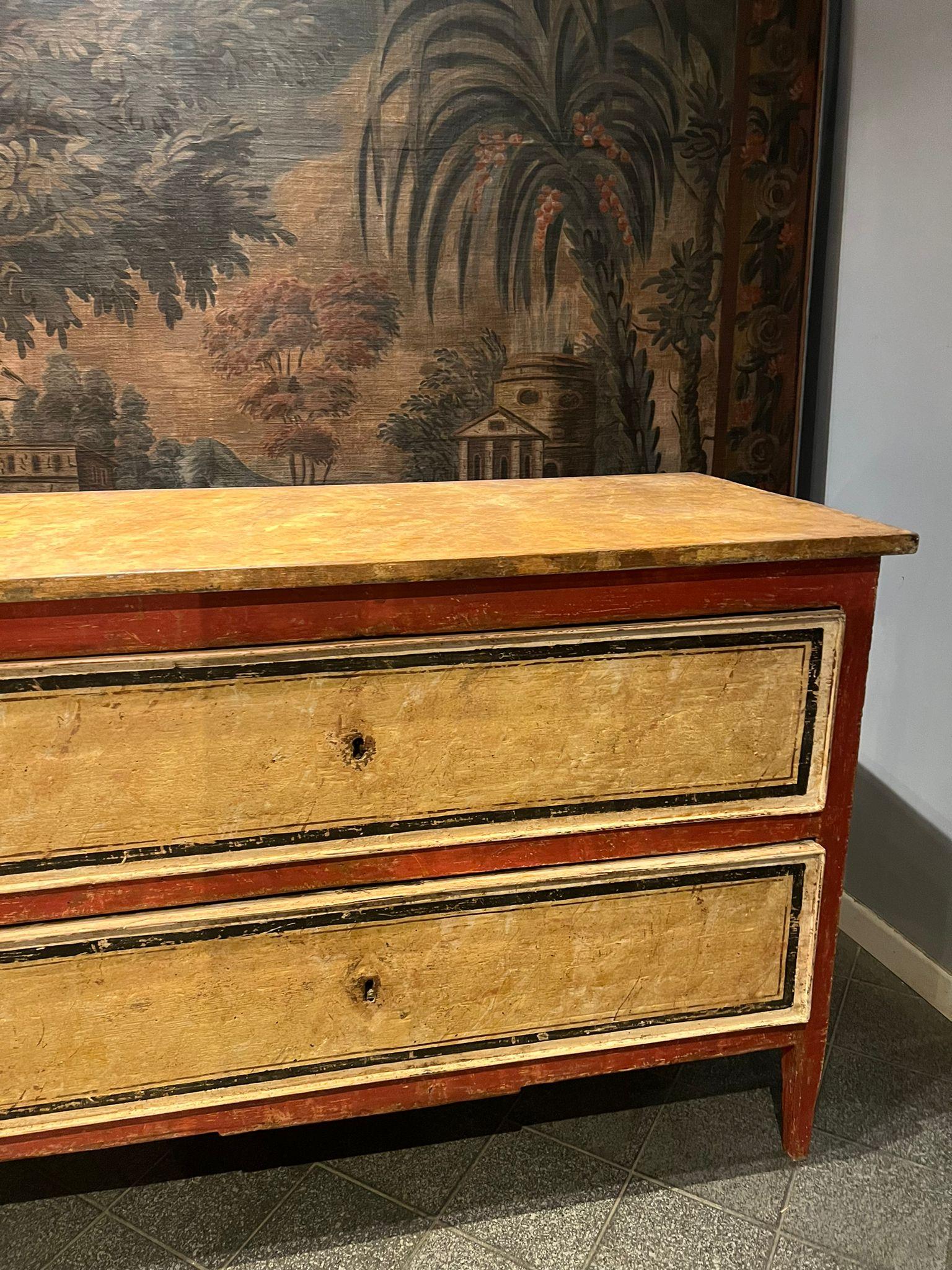 Rare 18th-century fir wood dresser, painted in shades of yellows, reds, and blacks. 

Extremely refined triple-threaded decoration on the drawers and sides. 

Dimensions: 63x91x130 cm