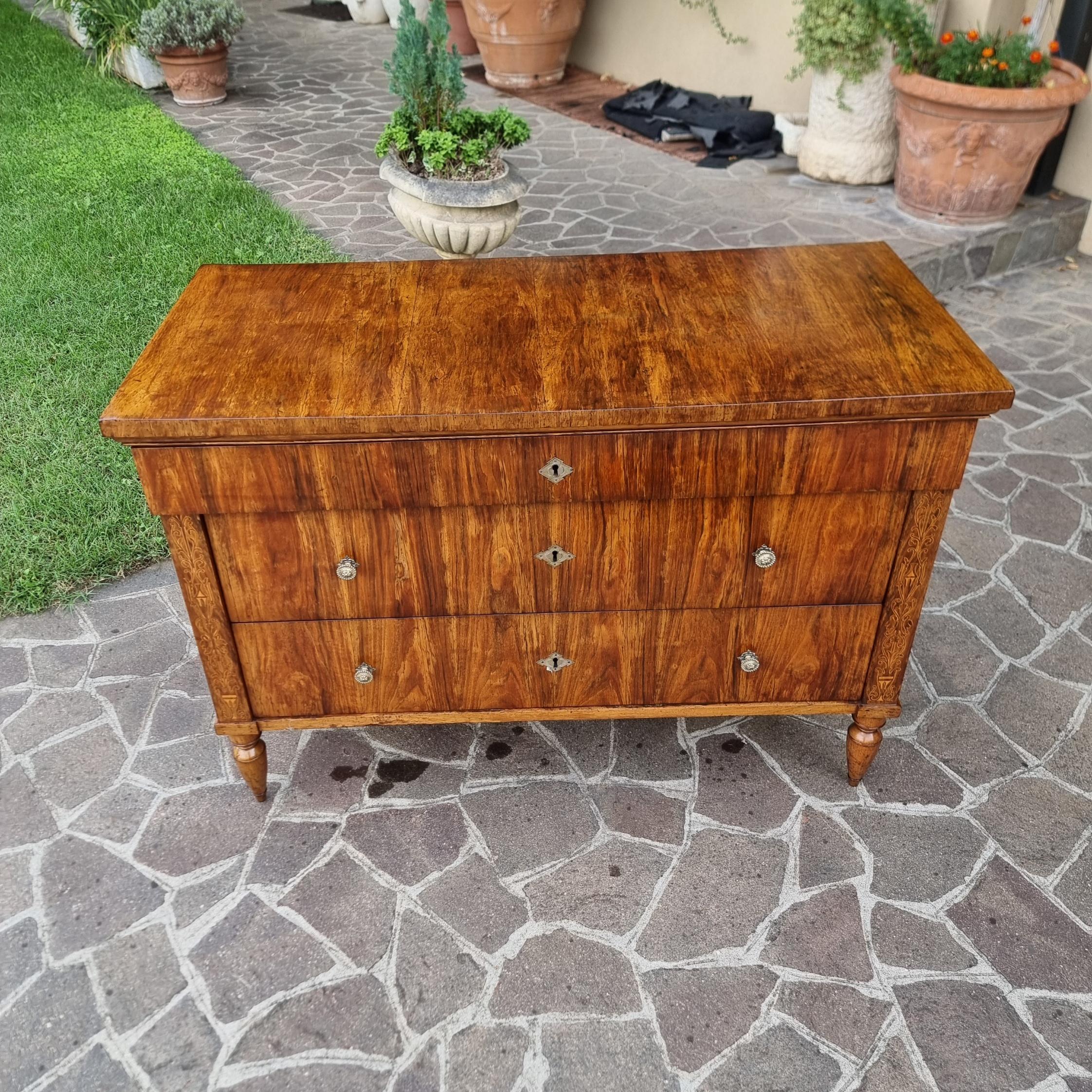 Kommode aus Nussbaumholz Charles X aus Faenza  1810 (Charles X.) im Angebot