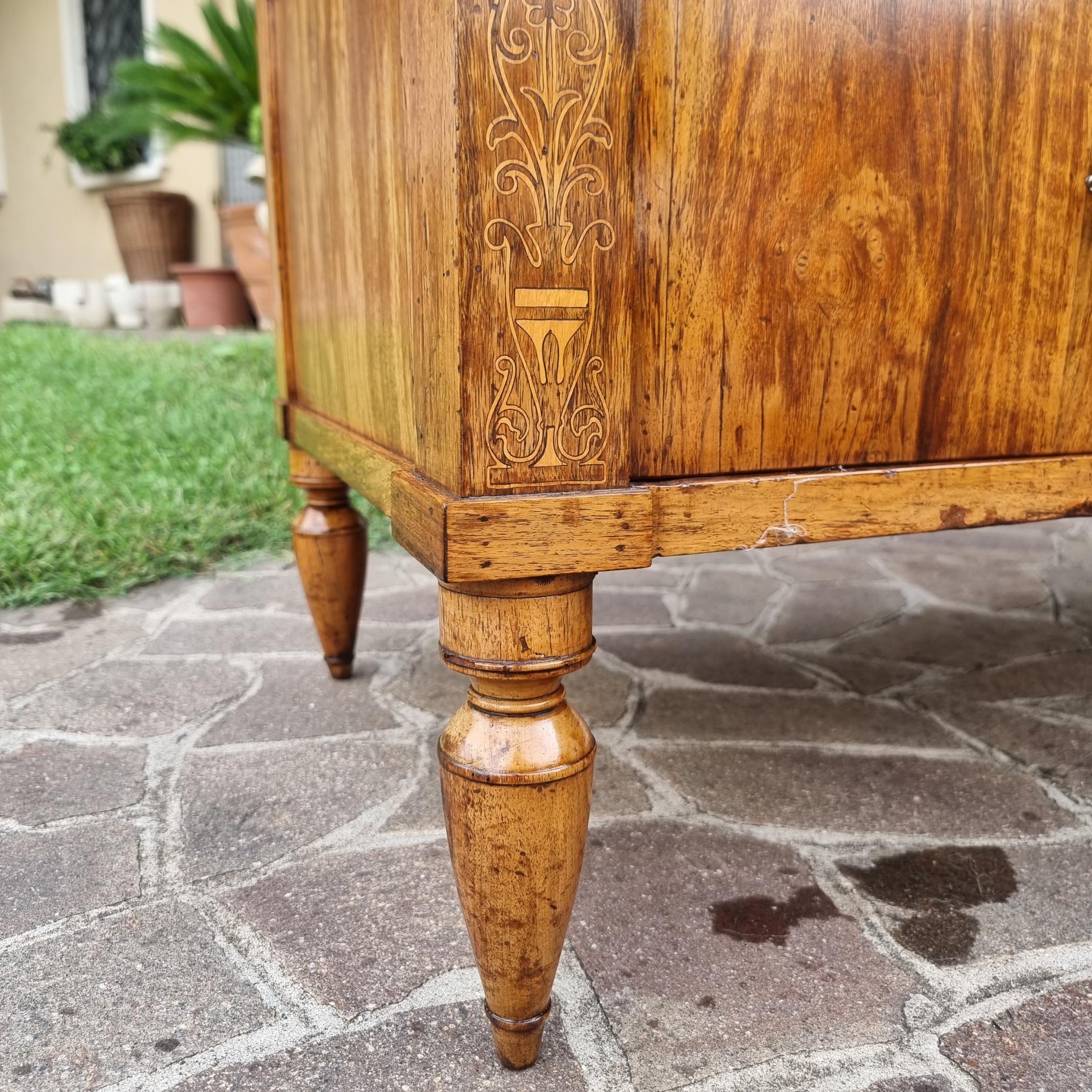 Kommode aus Nussbaumholz Charles X aus Faenza  1810 (Italian) im Angebot
