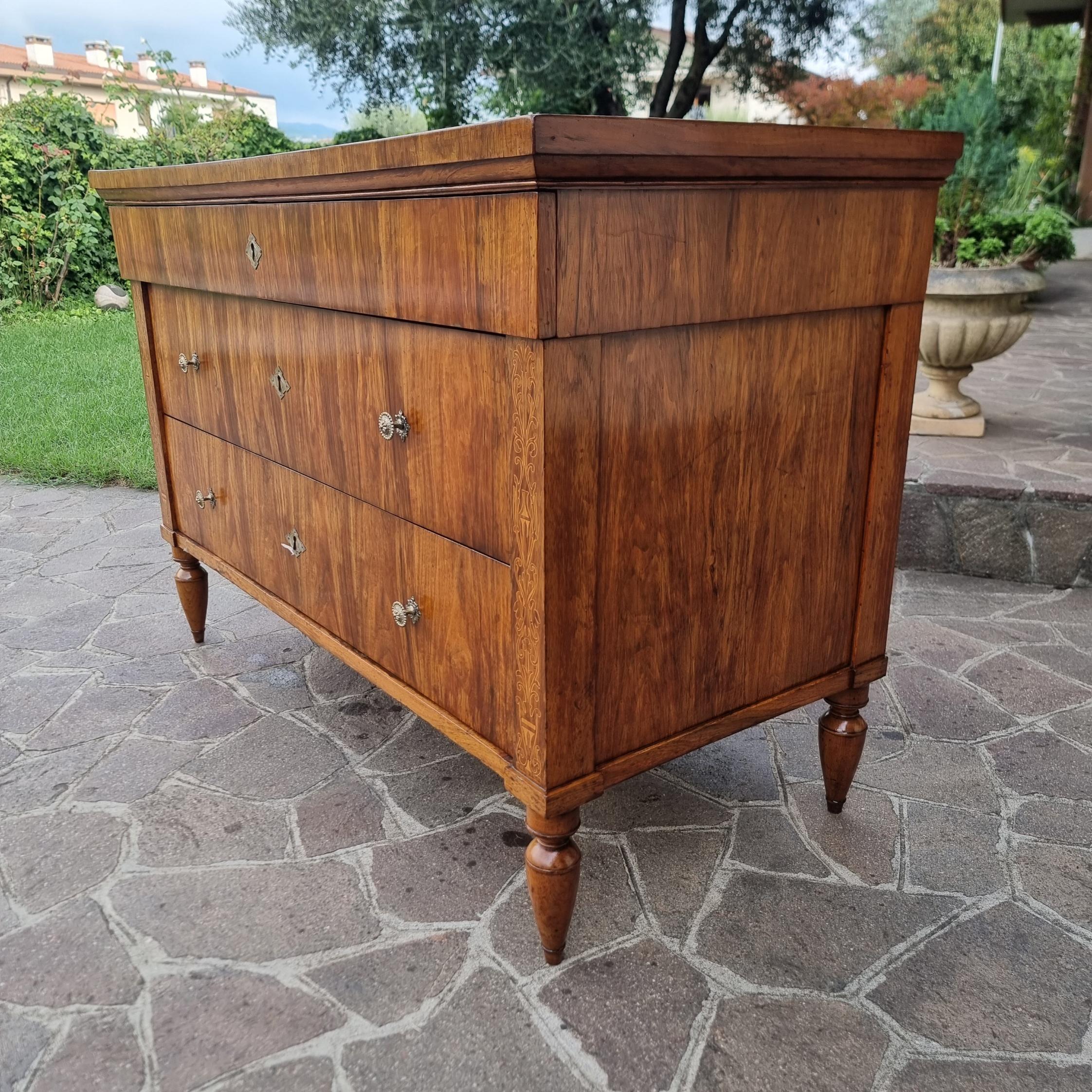 Kommode aus Nussbaumholz Charles X aus Faenza  1810 (19th Century) im Angebot