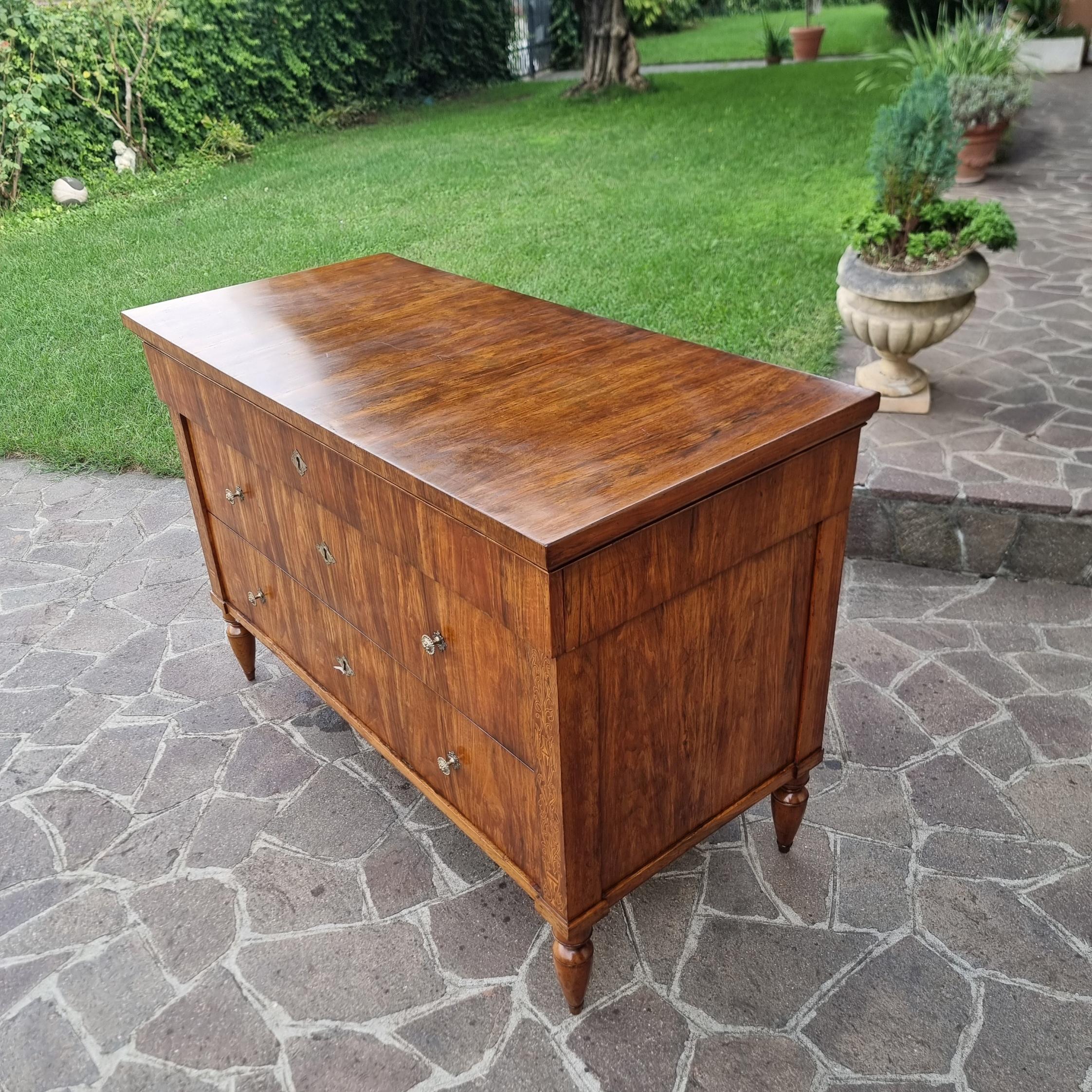 Kommode aus Nussbaumholz Charles X aus Faenza  1810 (Walnuss) im Angebot
