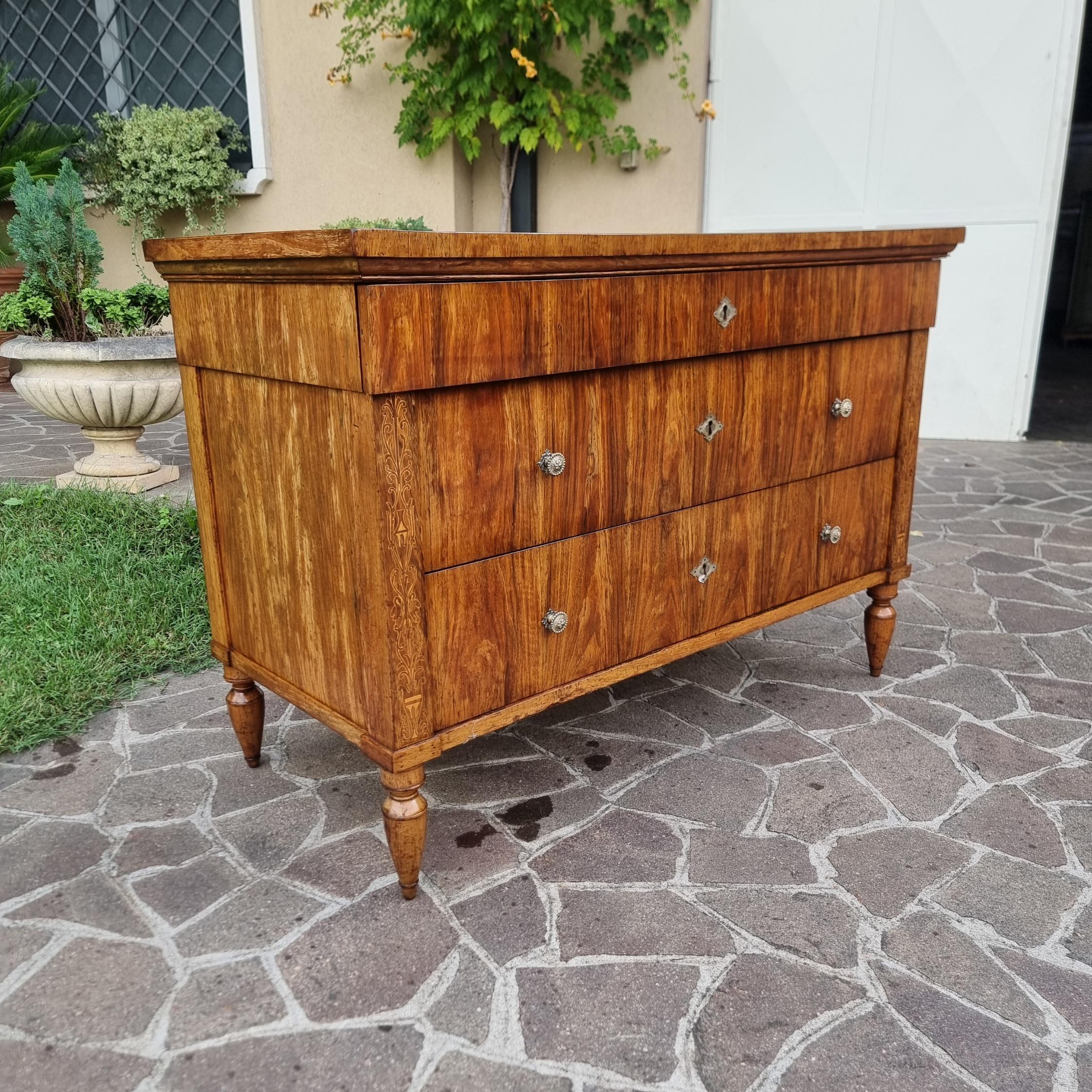 Kommode aus Nussbaumholz Charles X aus Faenza  1810 im Angebot 1