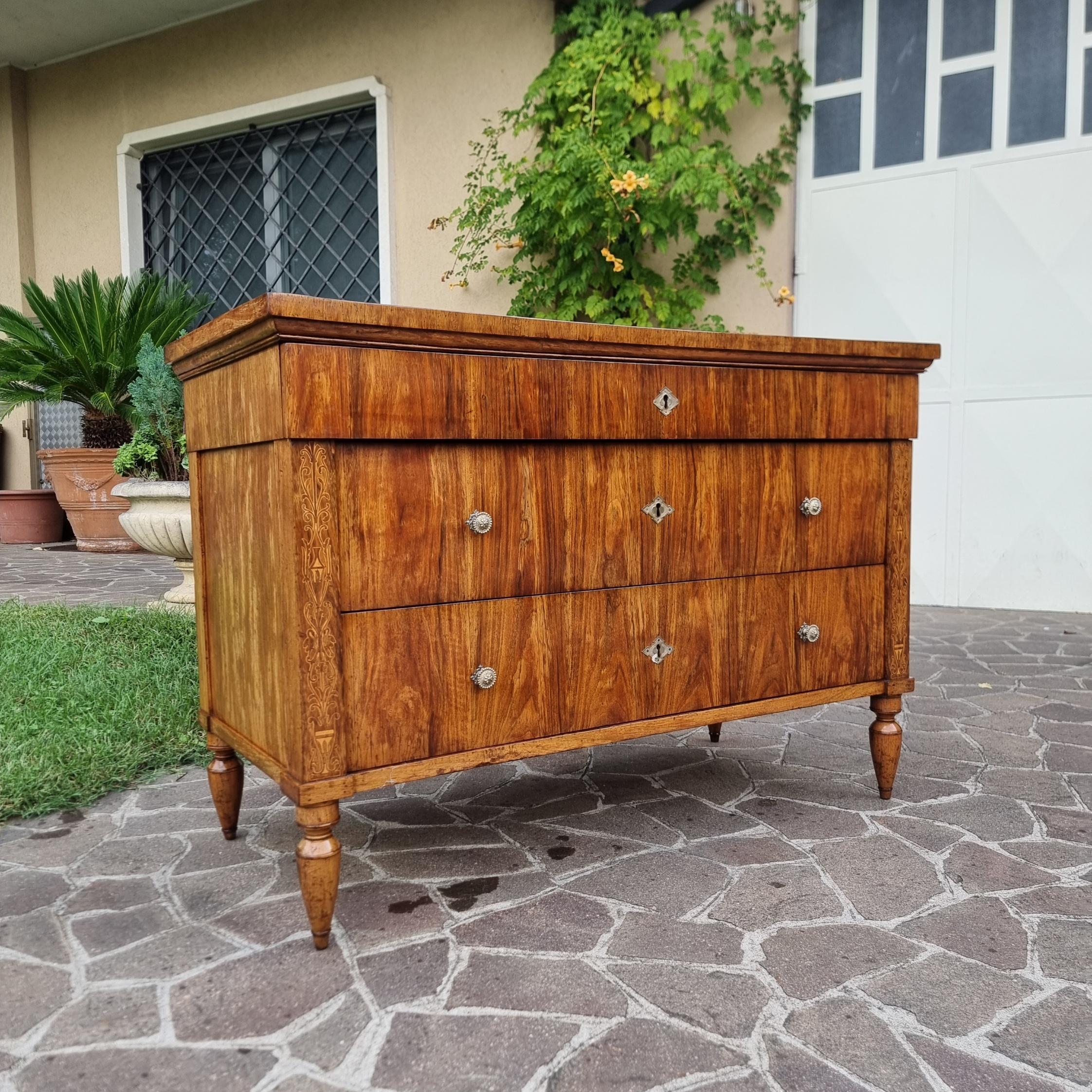 Kommode aus Nussbaumholz Charles X aus Faenza  1810 im Angebot 2