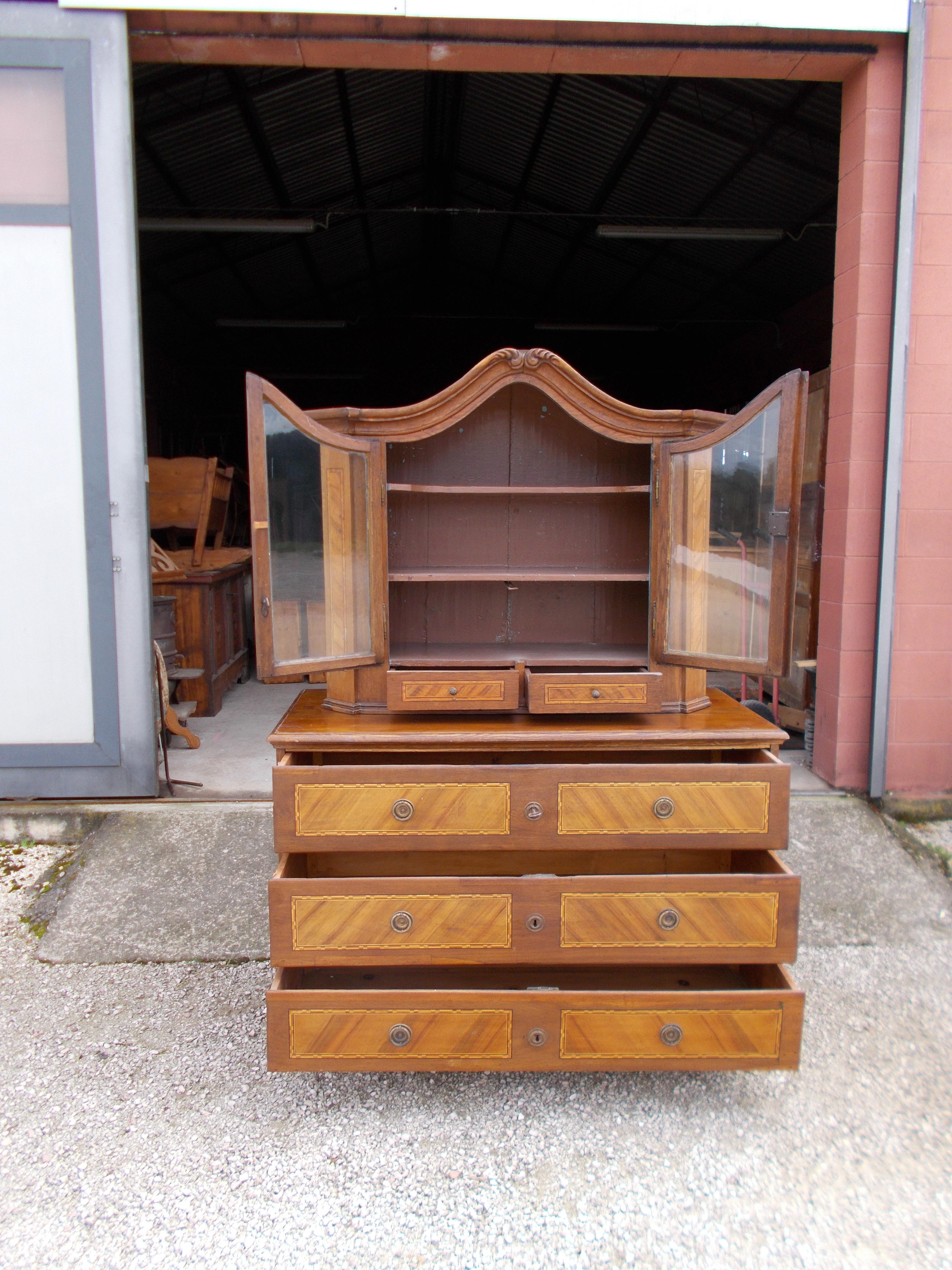 Folk Art Threaded oak chest of drawers For Sale