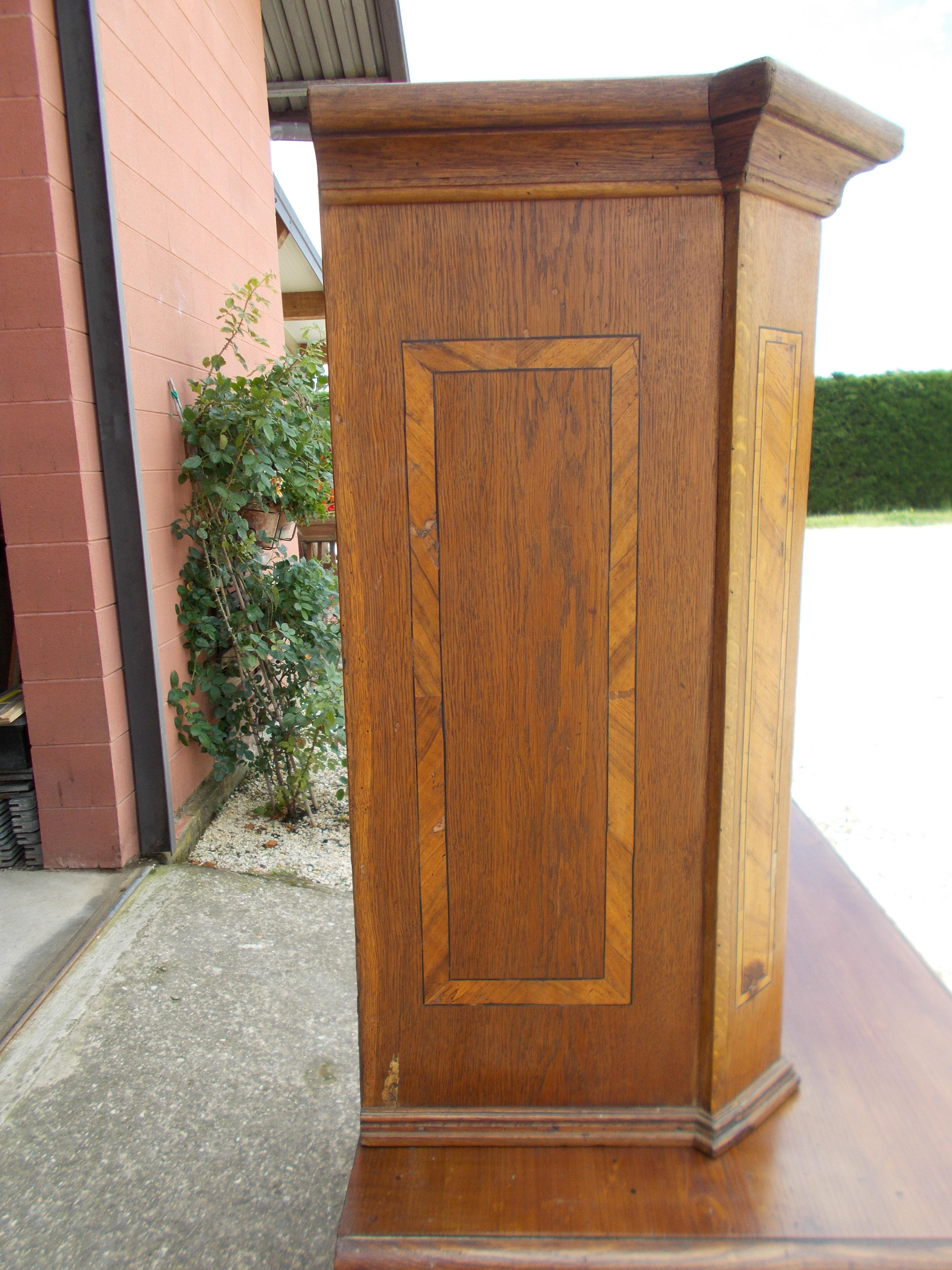 Mid-19th Century Threaded oak chest of drawers For Sale