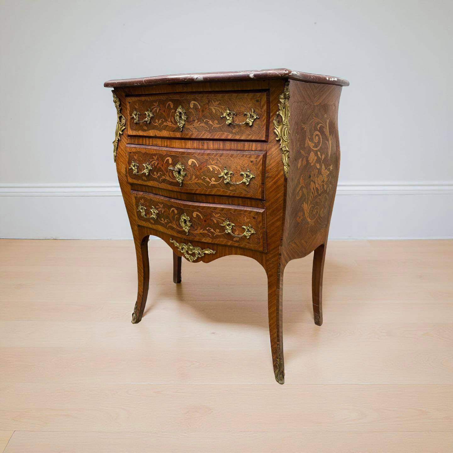 Französische Kommode in Marqueterie  stil Ludwig XV. Ära Napoleon III (Intarsie) im Angebot
