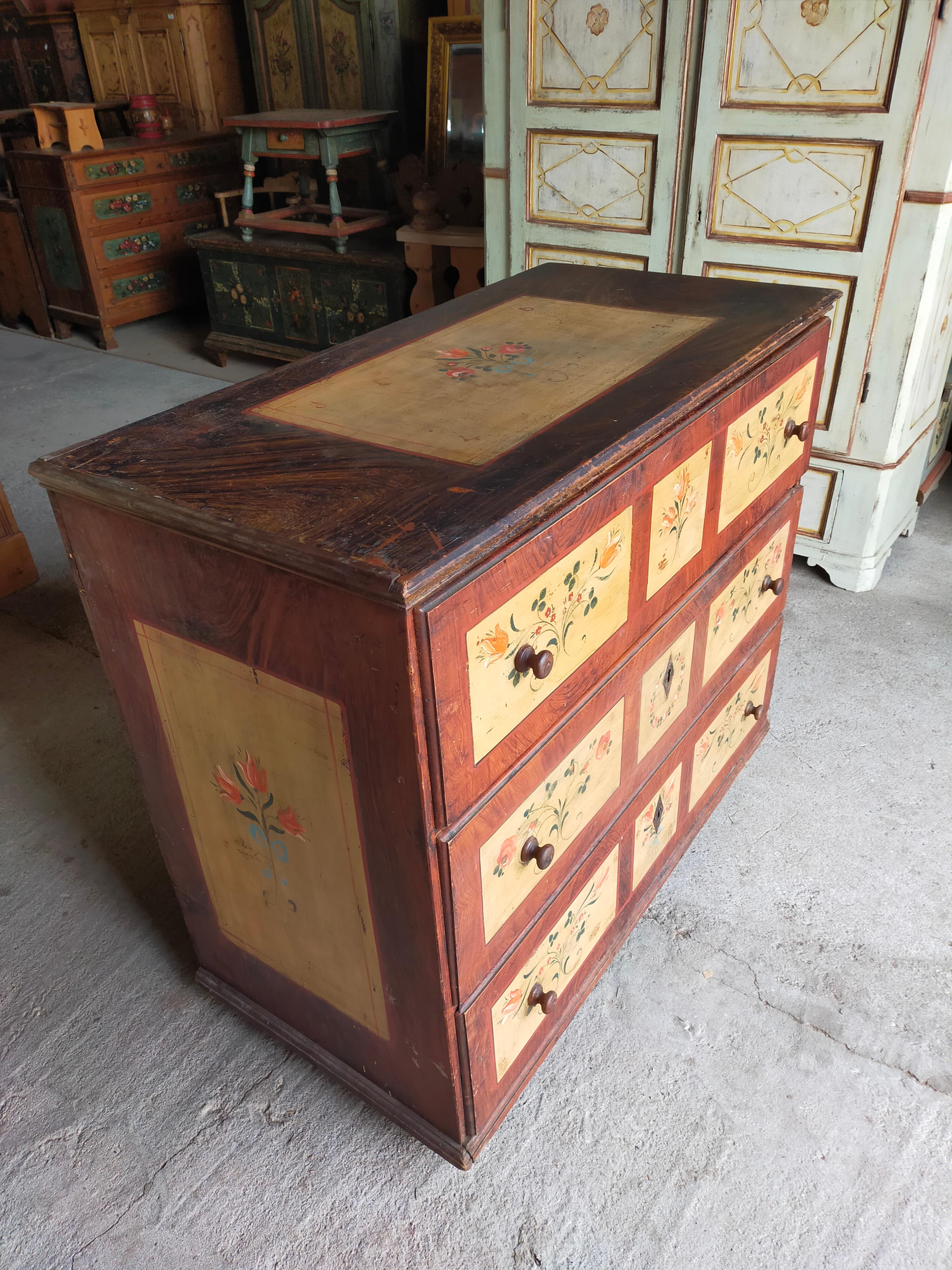Chest of drawers made entirely of stone pine with interior storage drawers in the first drawer.
Original double lock with key.
Period decoration.

More photos  and information at the customer's request.
