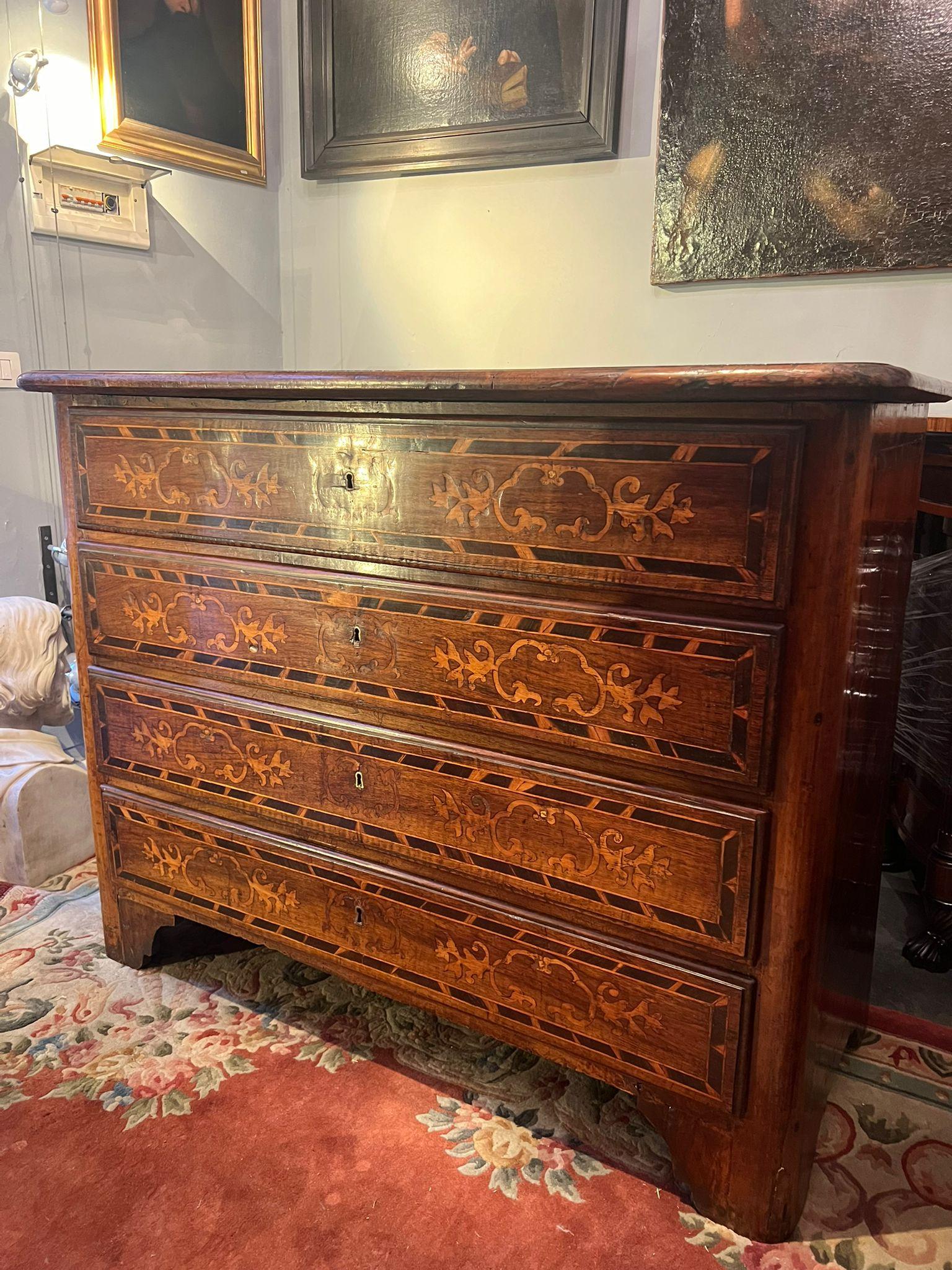Beautiful solid walnut chest of drawers inlaid with fruit wood. Of fine quality are precisely the inlay decorations that are present on the sides on the top and drawers. The furniture is in original patina having never undergone any paint stripping