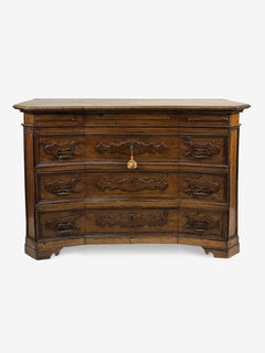 Walnut chest of drawers, Bergamo, first half of the 18th century