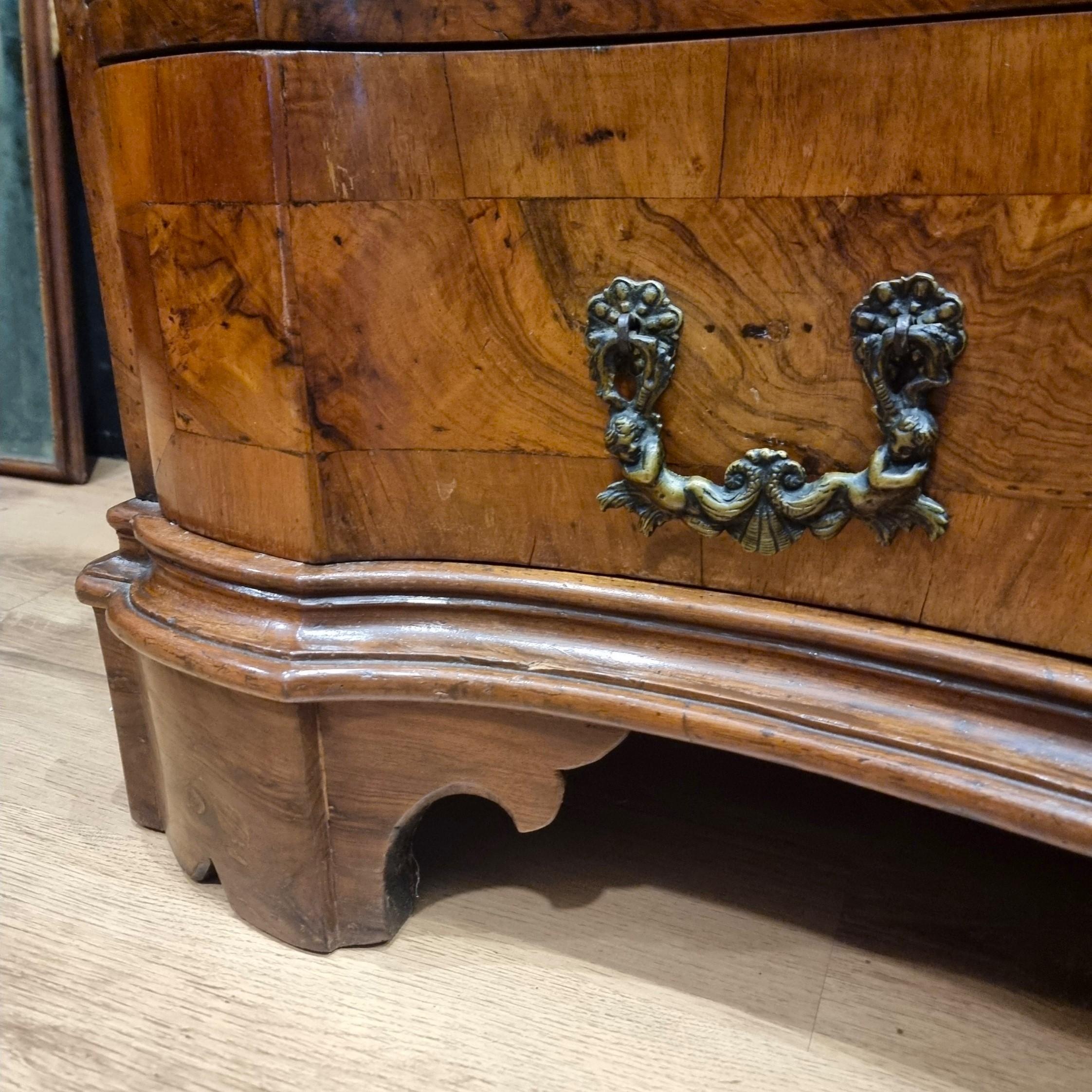 Cassettone in Noce del '700 Veronese: Eleganza e Prestigio in vendita 4