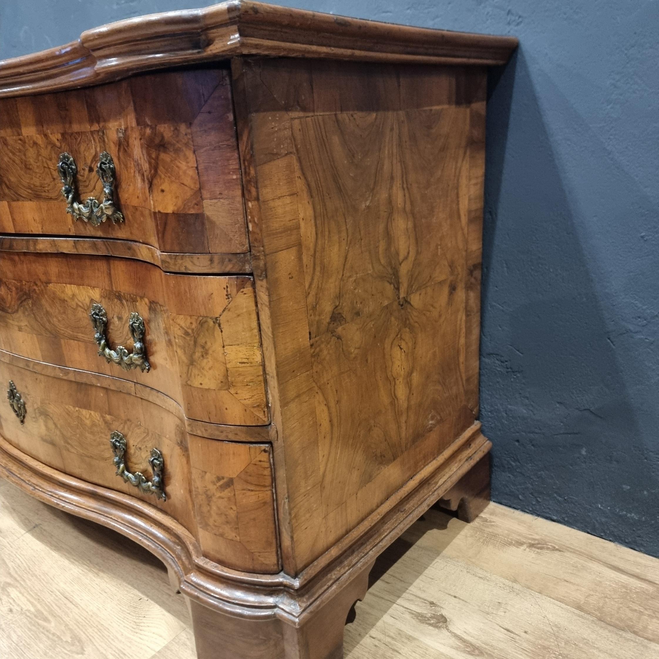 Cassettone in Noce del '700 Veronese: Eleganza e Prestigio in vendita 5