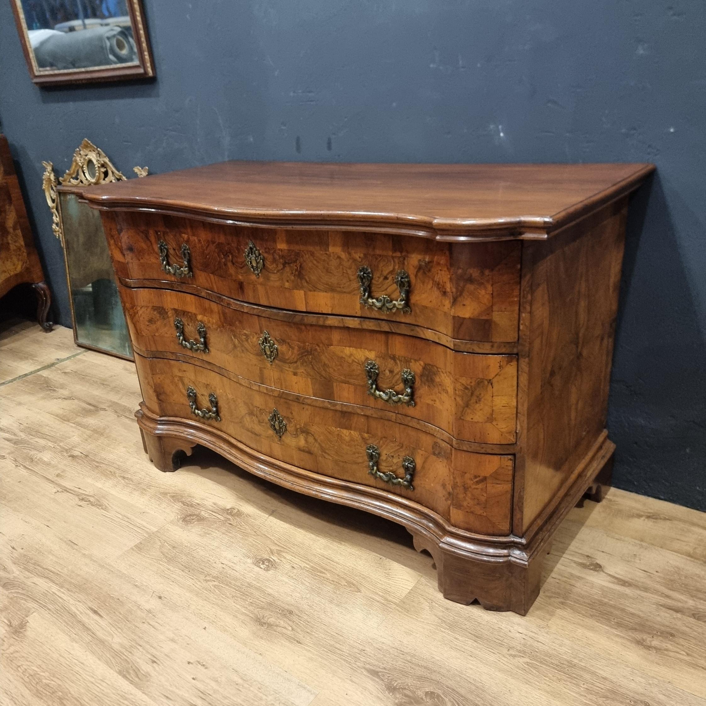 Cassettone in Noce del '700 Veronese: Eleganza e Prestigio in vendita 6