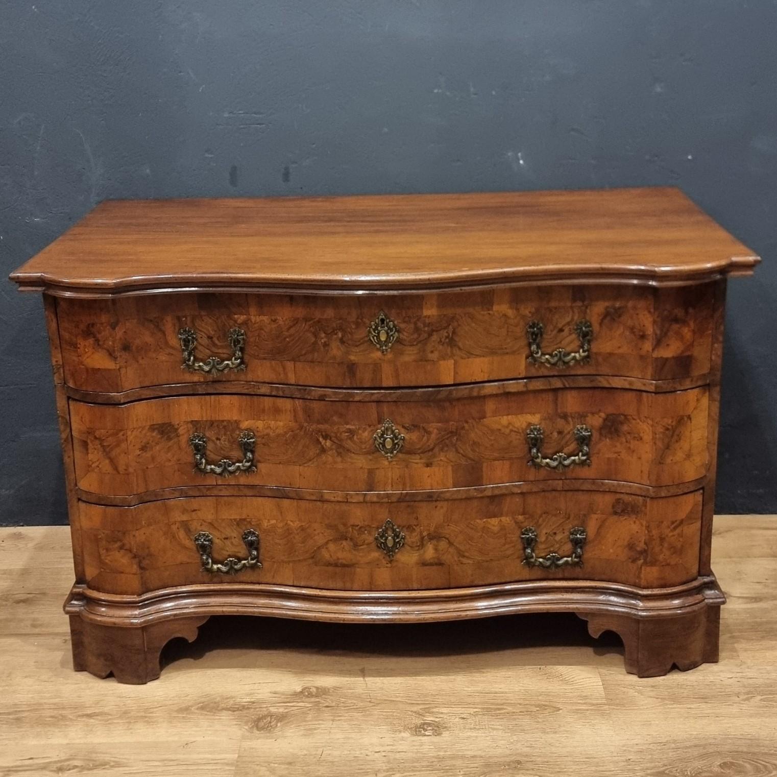 Cassettone in Noce del '700 Veronese: Eleganza e Prestigio per la Tua Casa

Un mobile d’epoca non è solo un elemento d’arredo, ma un autentico pezzo di storia che può trasformare qualsiasi ambiente con il suo fascino intramontabile. Questo