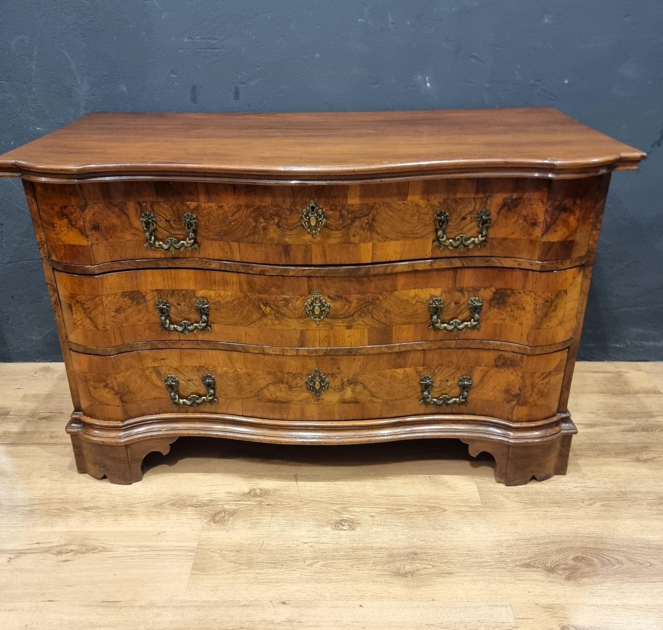 Barocco Cassettone in Noce del '700 Veronese: Eleganza e Prestigio in vendita