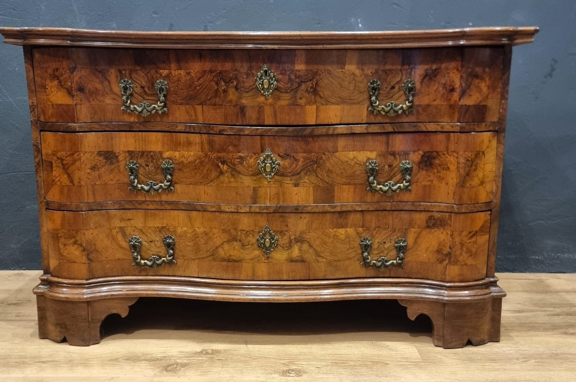 Italian Cassettone in Noce del '700 Veronese: Eleganza e Prestigio in vendita