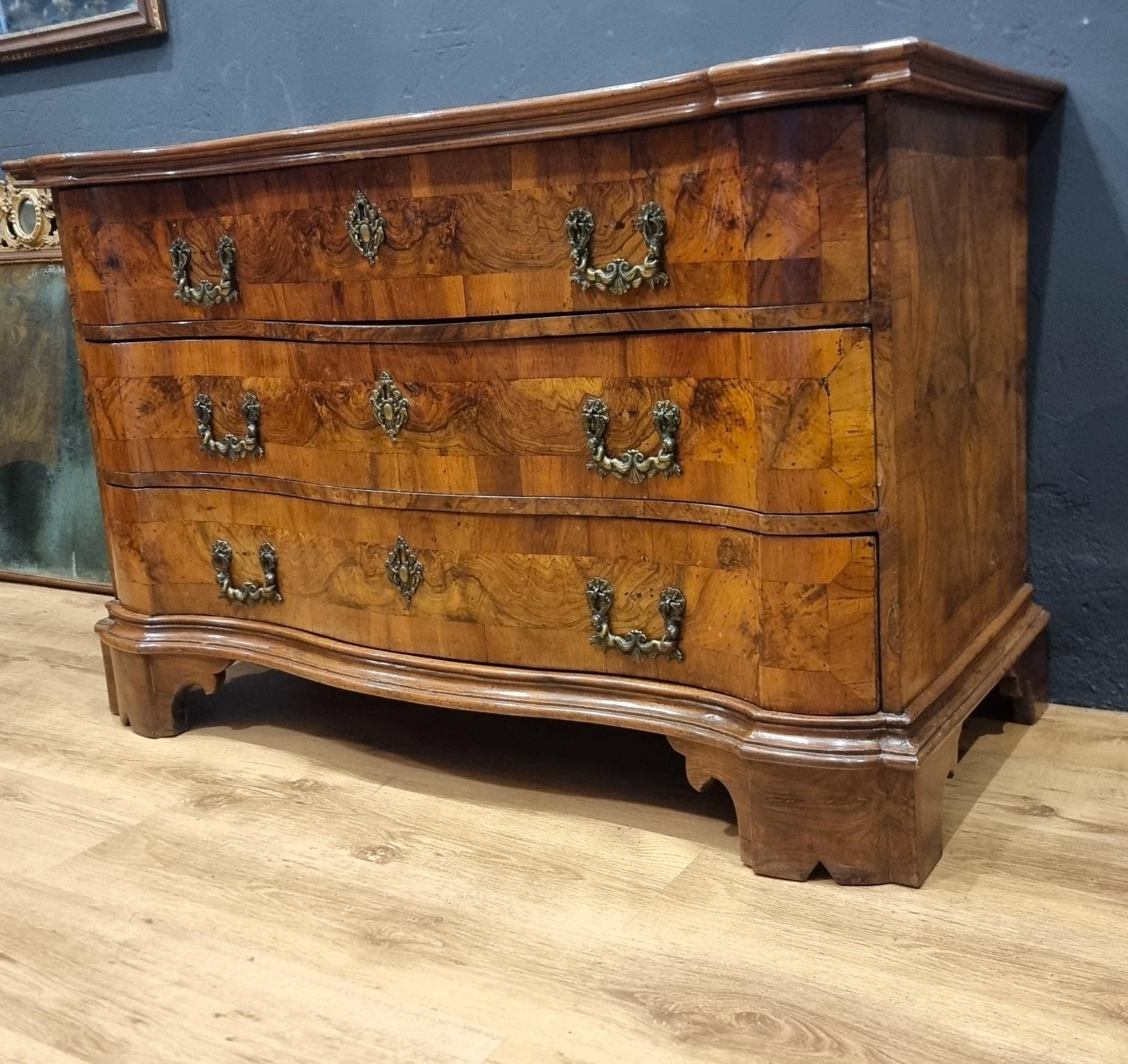 Cassettone in Noce del '700 Veronese: Eleganza e Prestigio In condizioni buone in vendita a Villa Verucchio, Emilia-Romagna