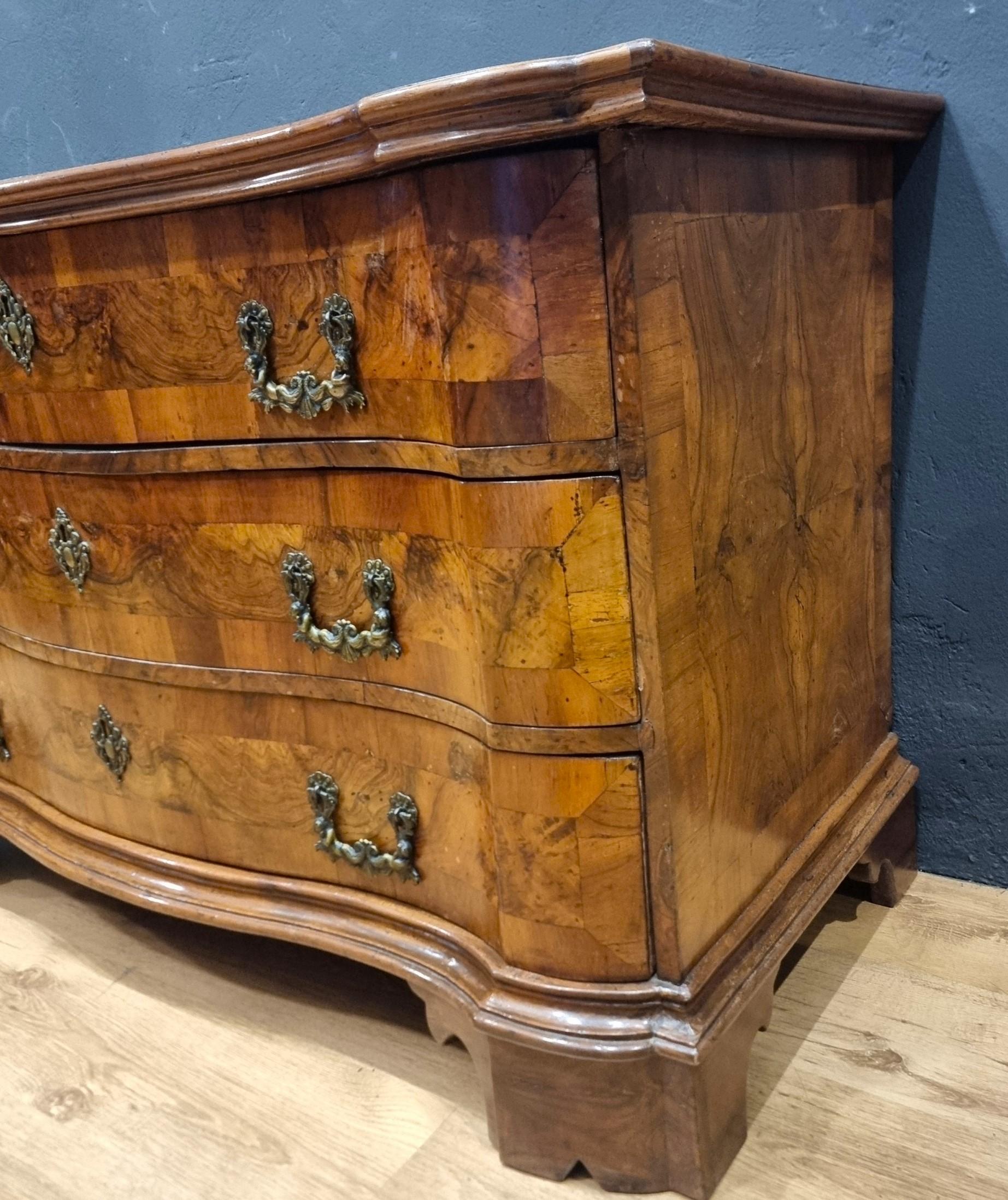 18th Century and Earlier Cassettone in Noce del '700 Veronese: Eleganza e Prestigio in vendita