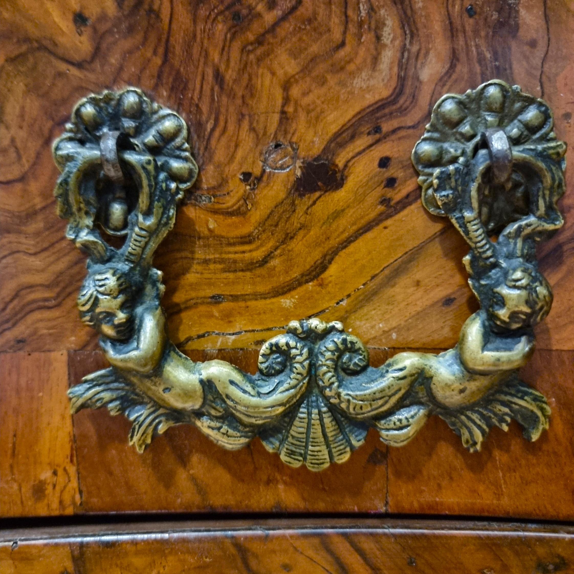 Cassettone in Noce del '700 Veronese: Eleganza e Prestigio in vendita 2