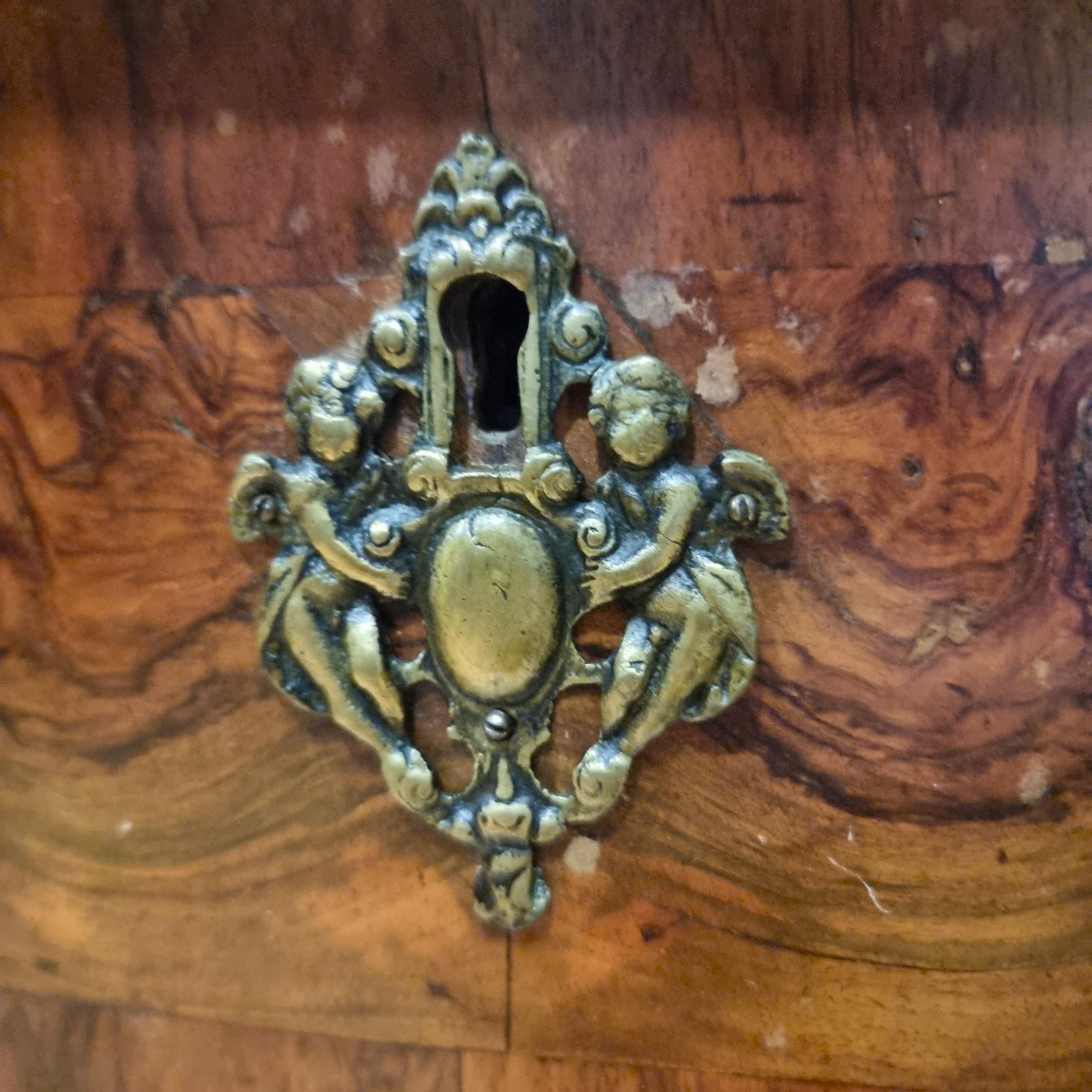 Cassettone in Noce del '700 Veronese: Eleganza e Prestigio in vendita 3