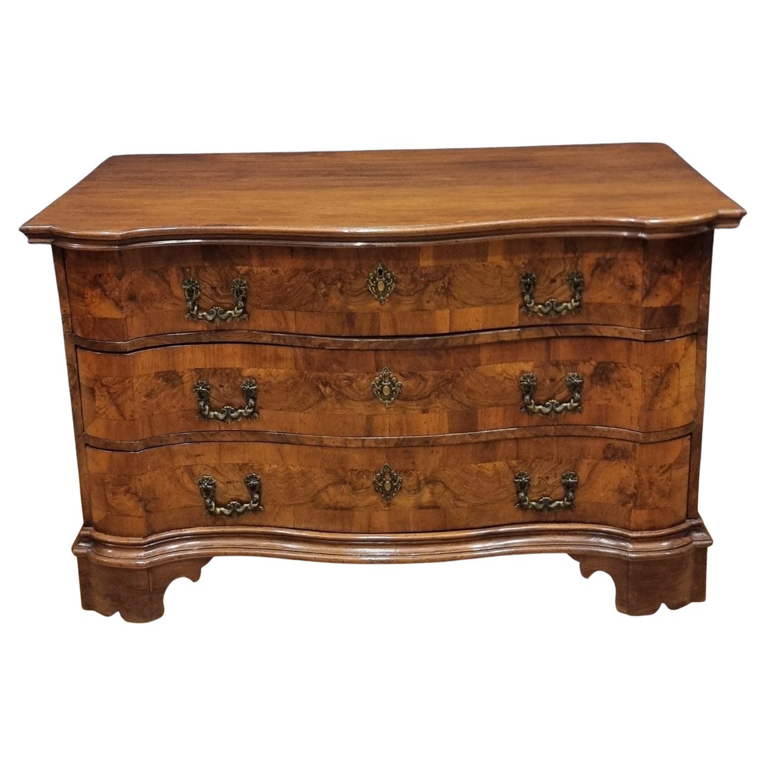 Cassettone in Noce del '700 Veronese: Eleganza e Prestigio