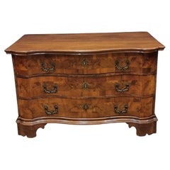 Cassettone in Noce del '700 Veronese: Eleganza e Prestigio