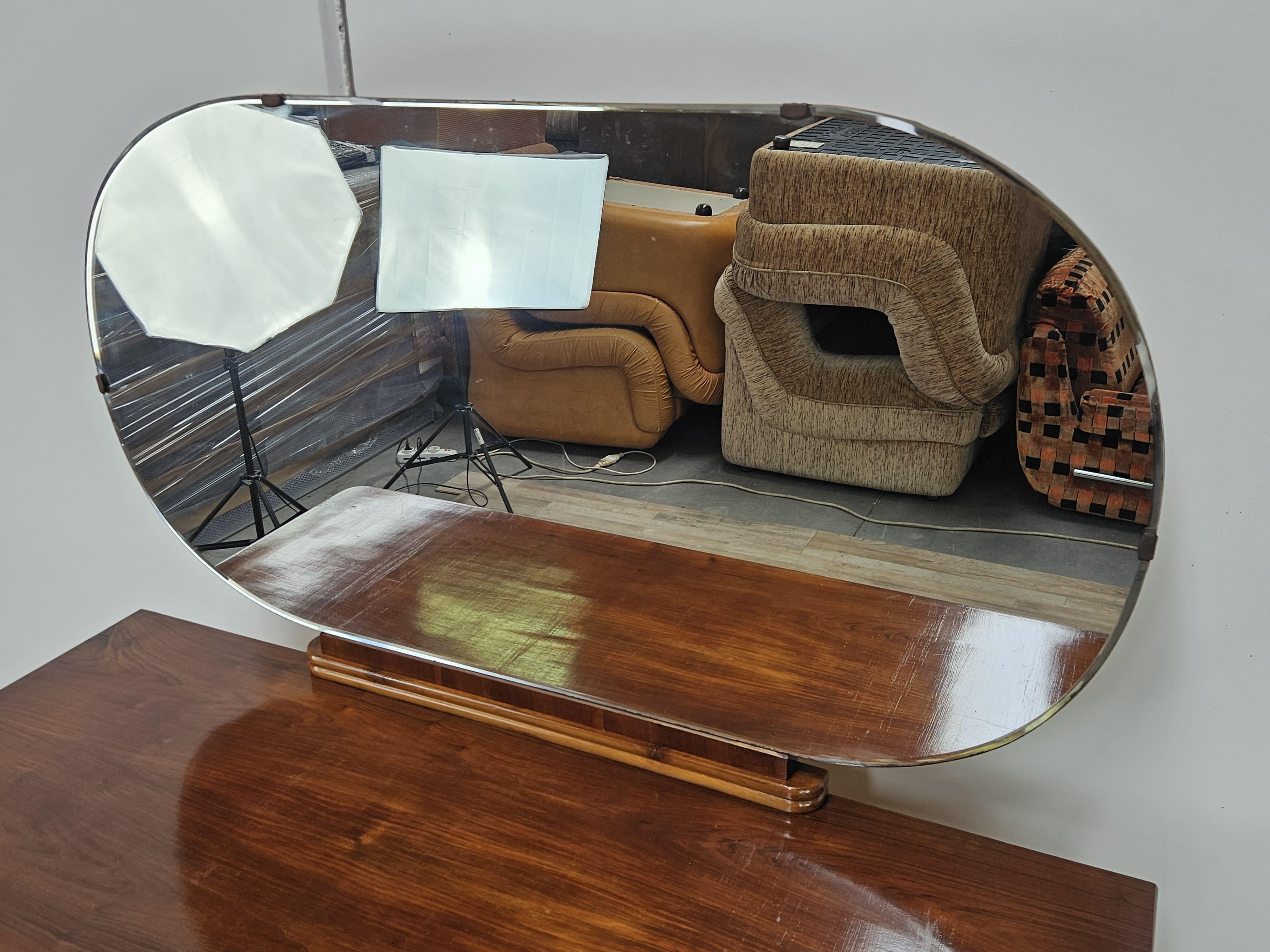 Art Déco Cassettone in noce e acero del 1940 con specchio ovale Art Decò XX secolo in vendita